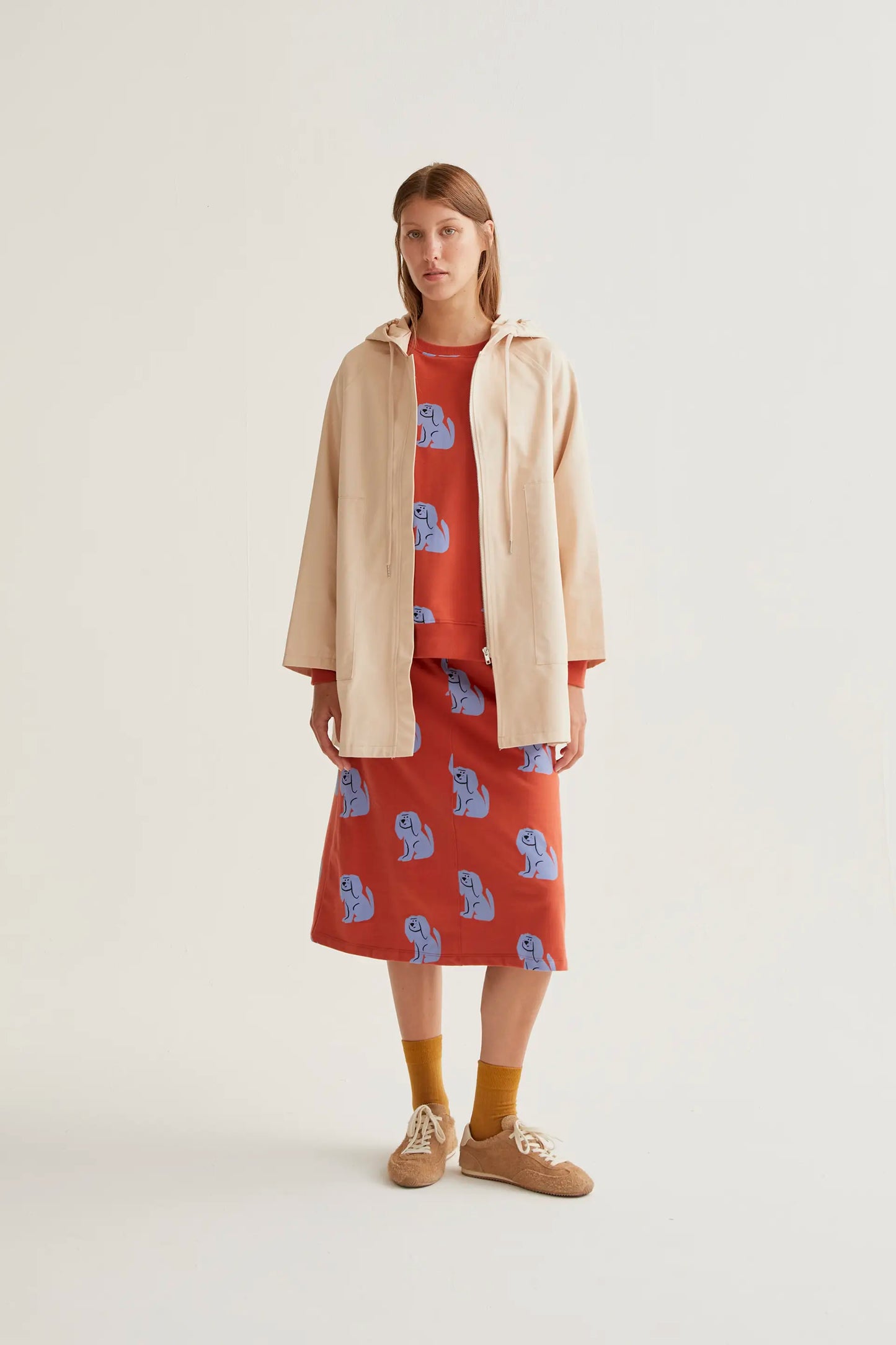 Trench con stampa di cuccioli