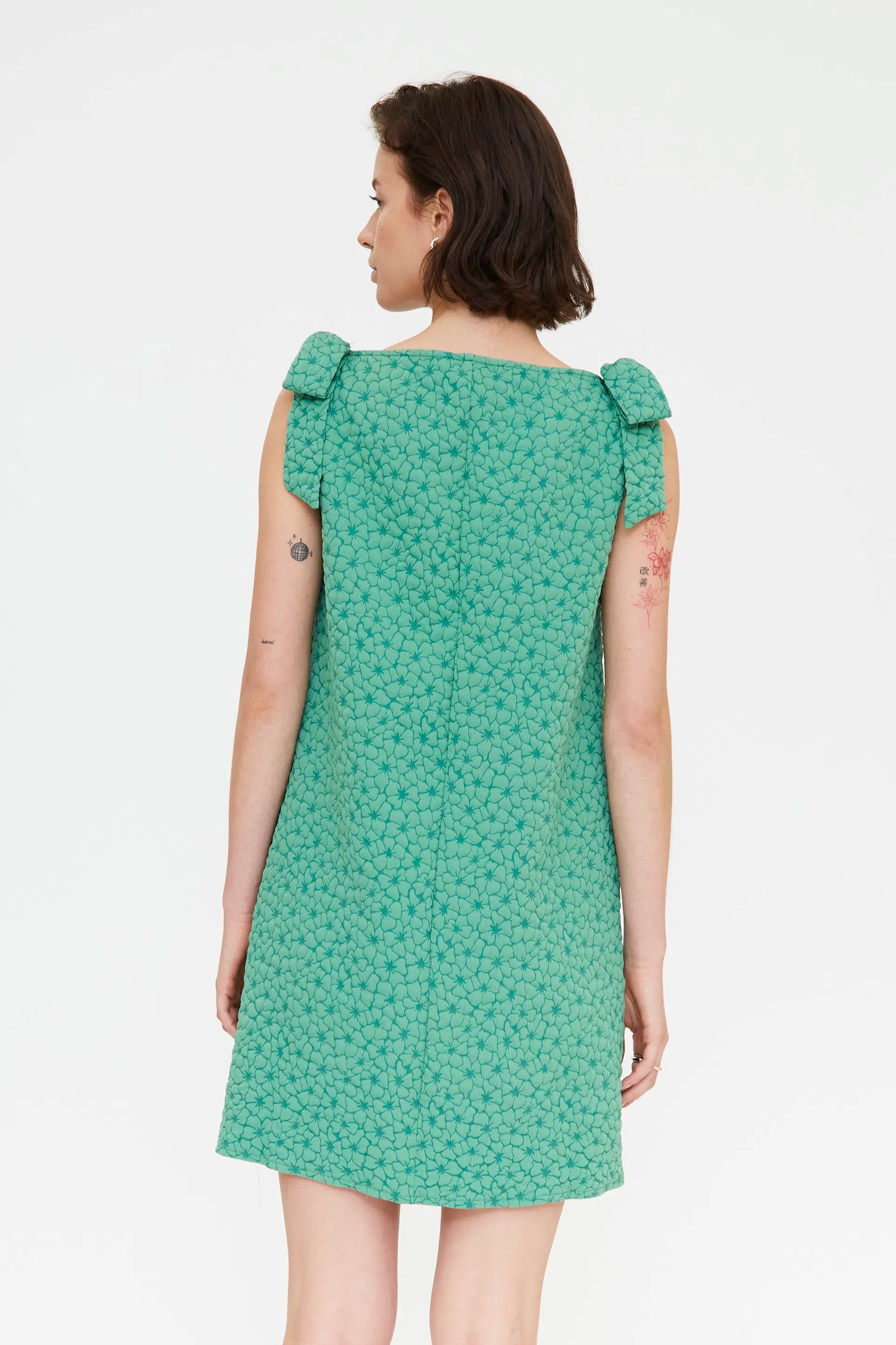 Vestido verde corto con textura floral