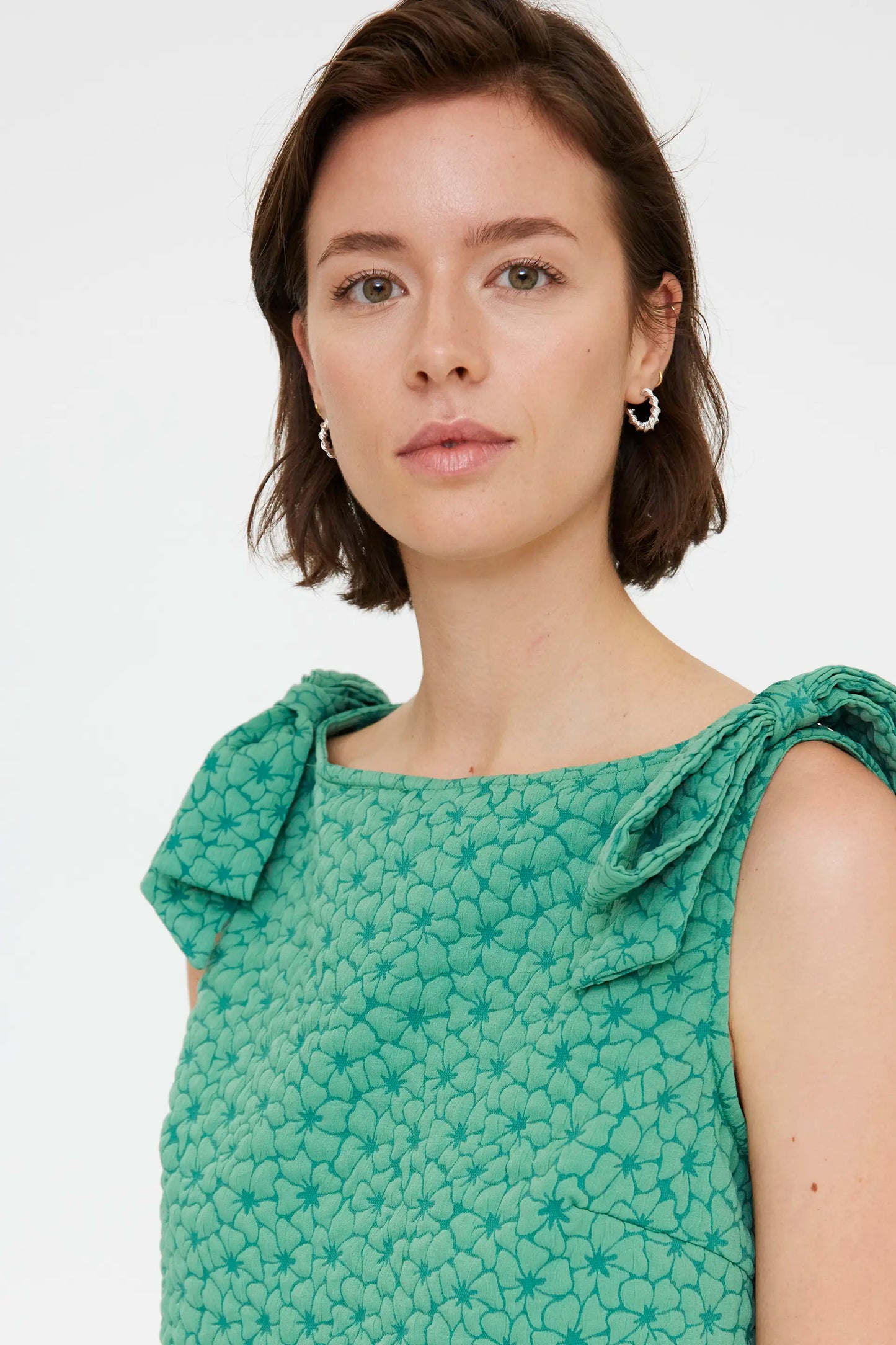 Vestido verde corto con textura floral