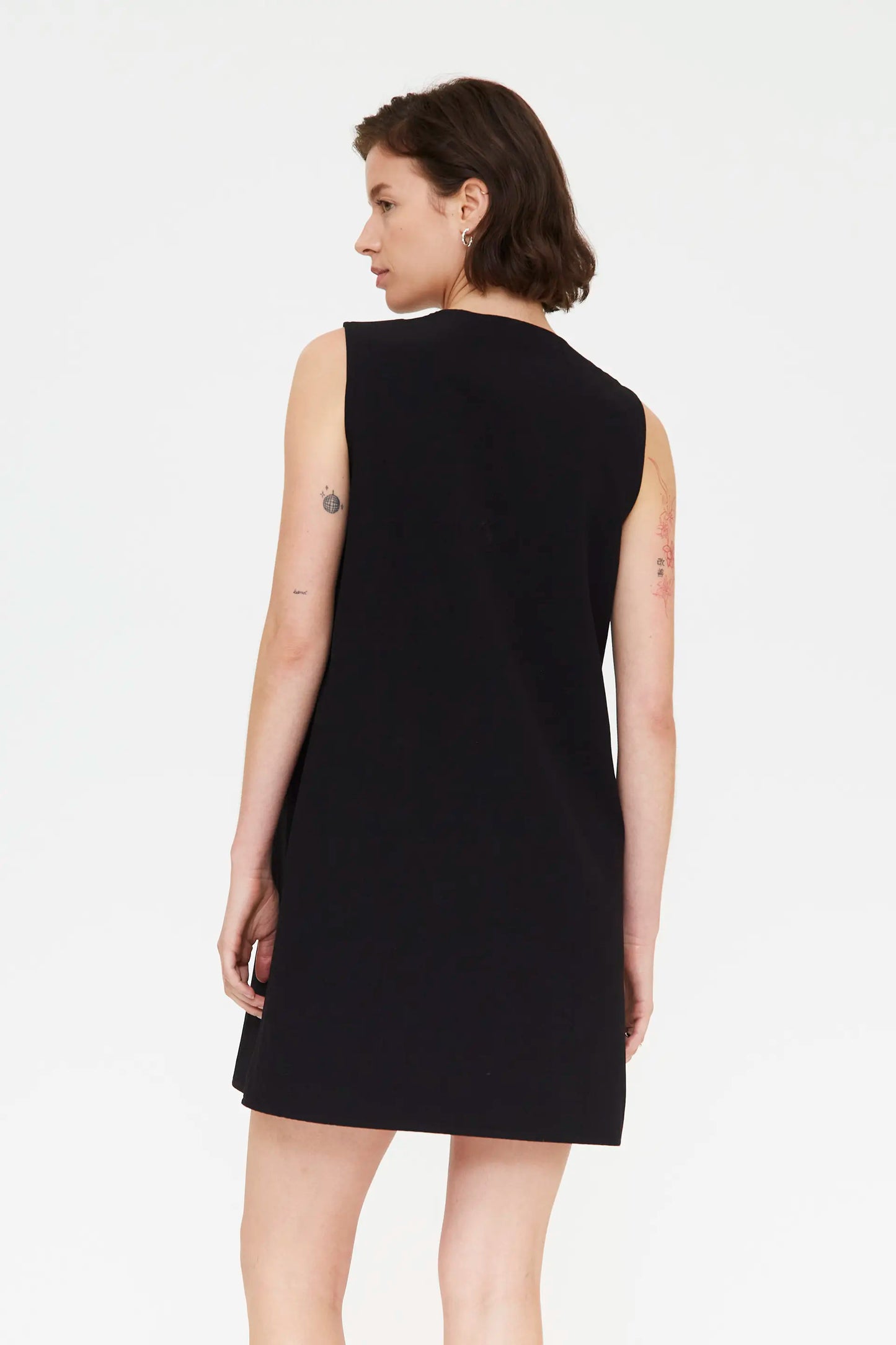 Vestido corto negro con detalle lazado