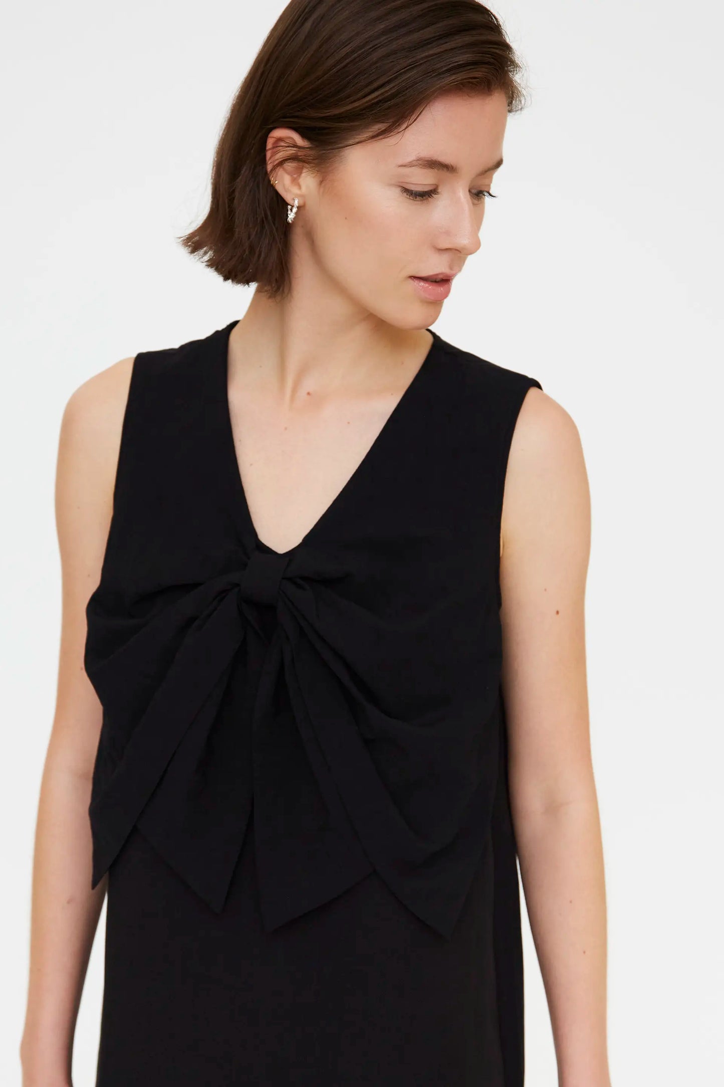 Vestido corto negro con detalle lazado