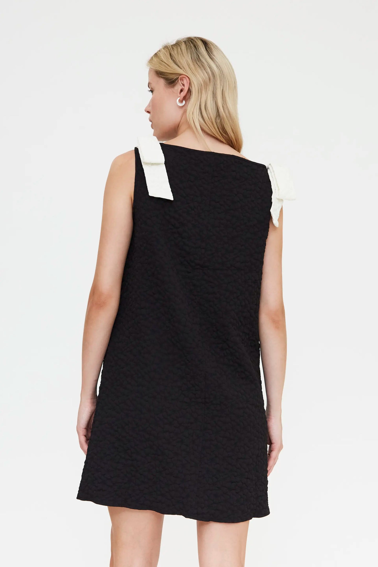 Vestido corto negro con textura floral