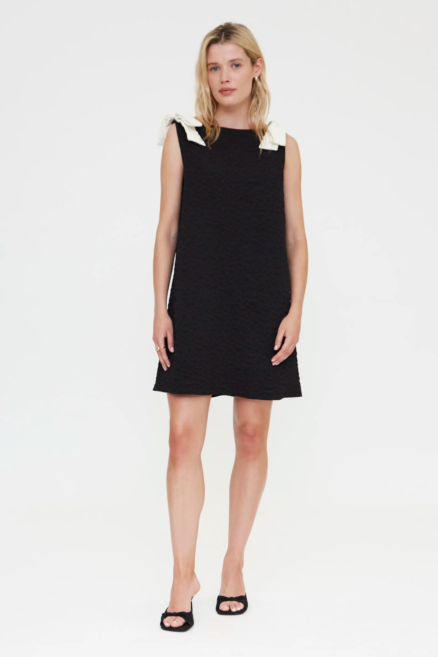 Vestido corto negro con textura floral