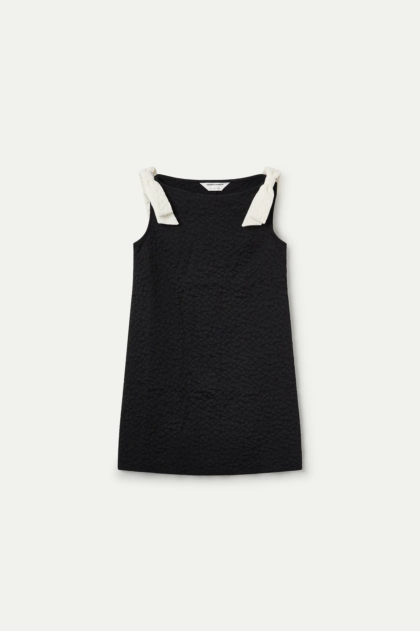 Vestido corto negro con textura floral