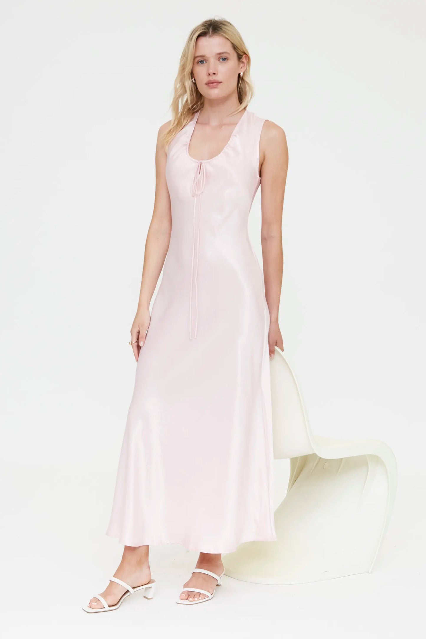 Vestido largo rosa satinado