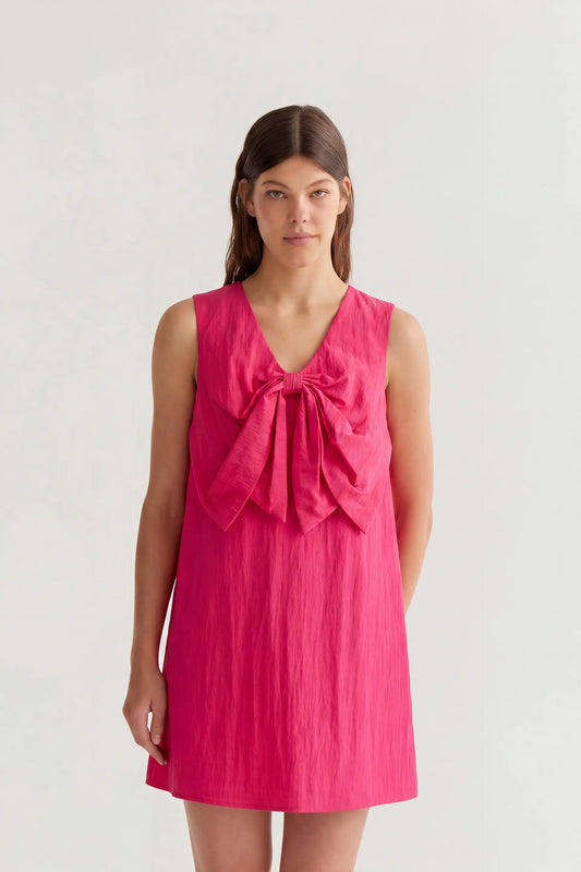 Vestido corto fucsia con maxi lazo