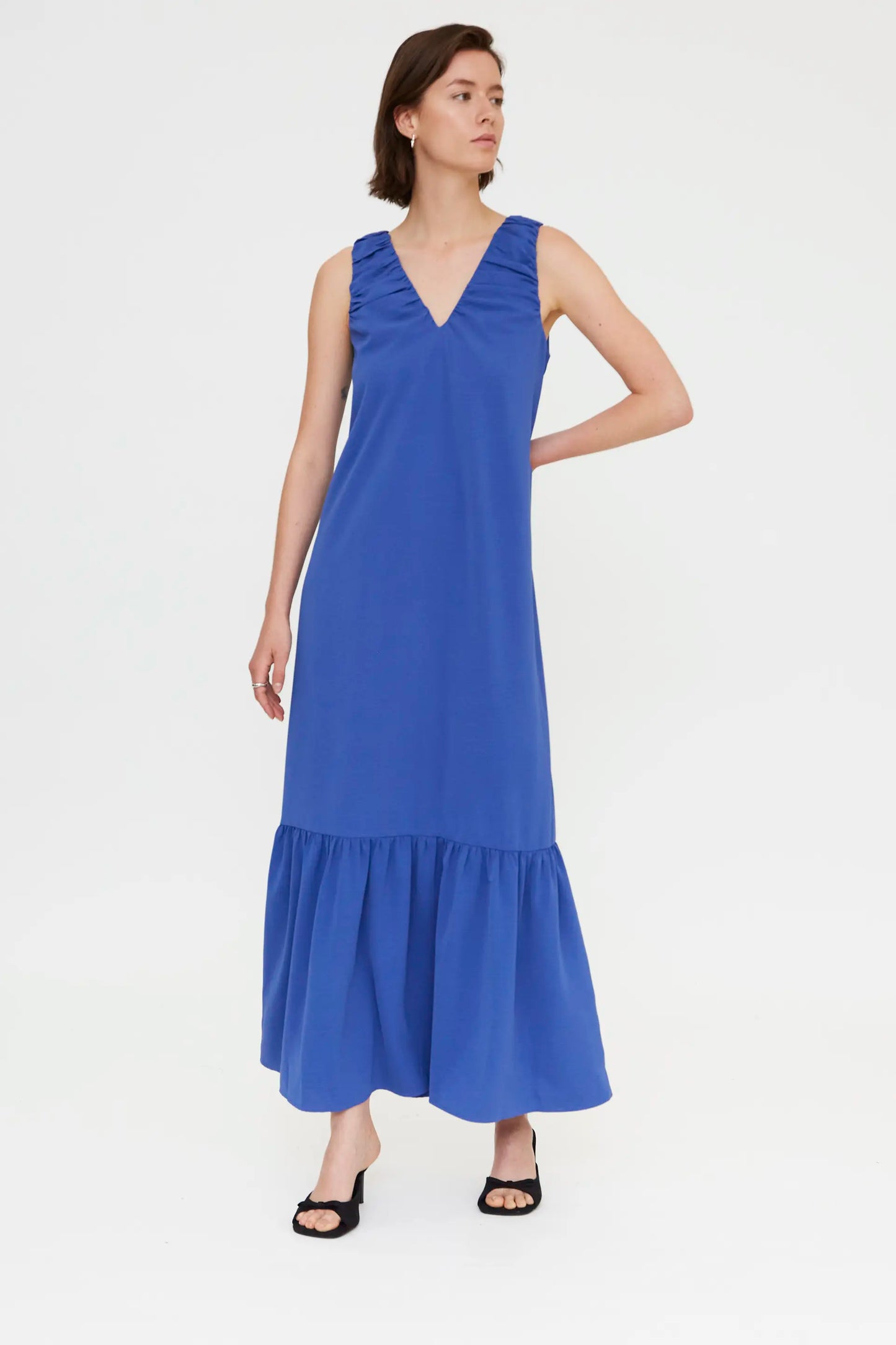 Vestido largo azul con escote pico