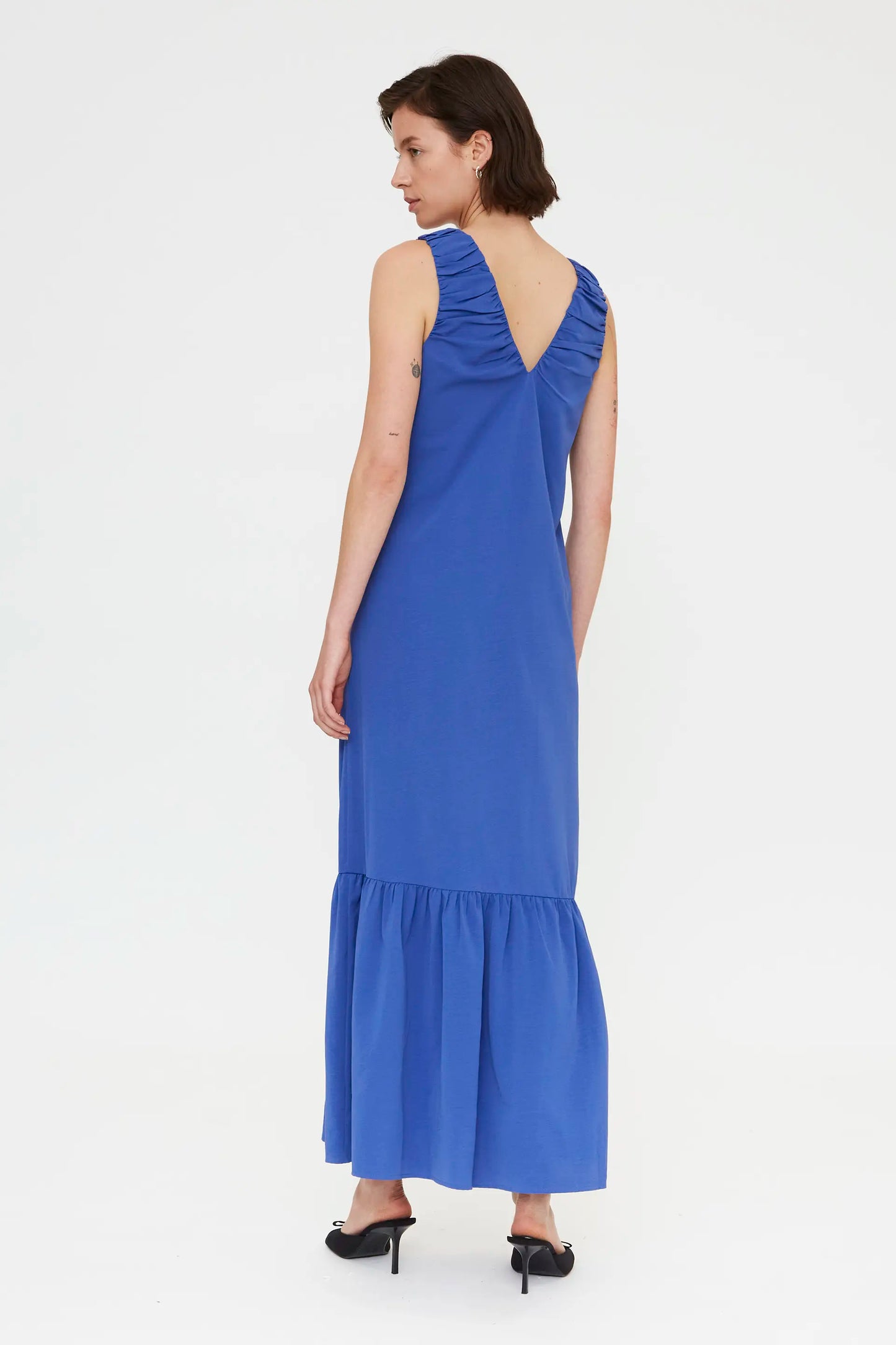 Vestido largo azul con escote pico