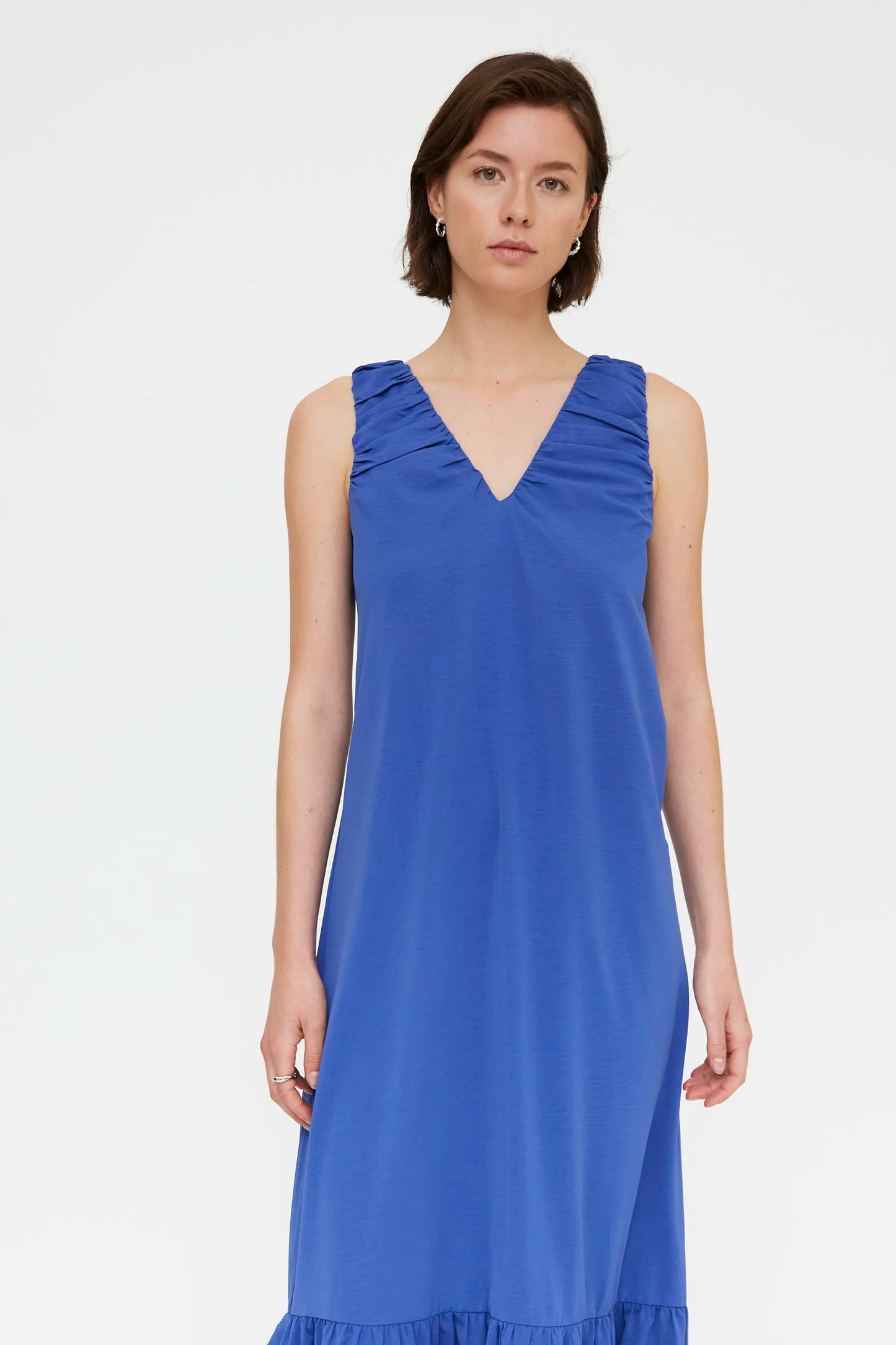 Vestido largo azul con escote pico
