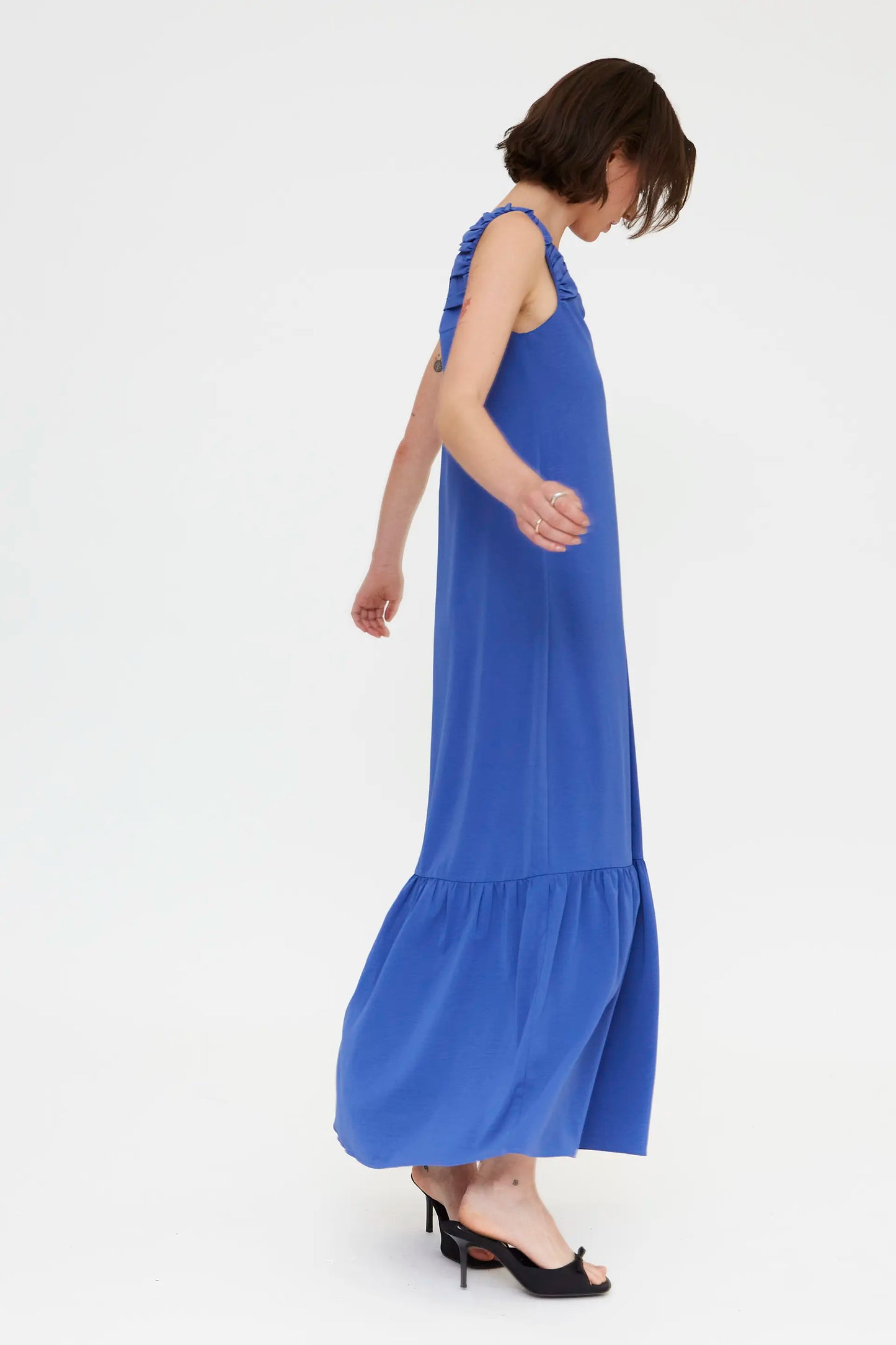 Vestido largo azul con escote pico