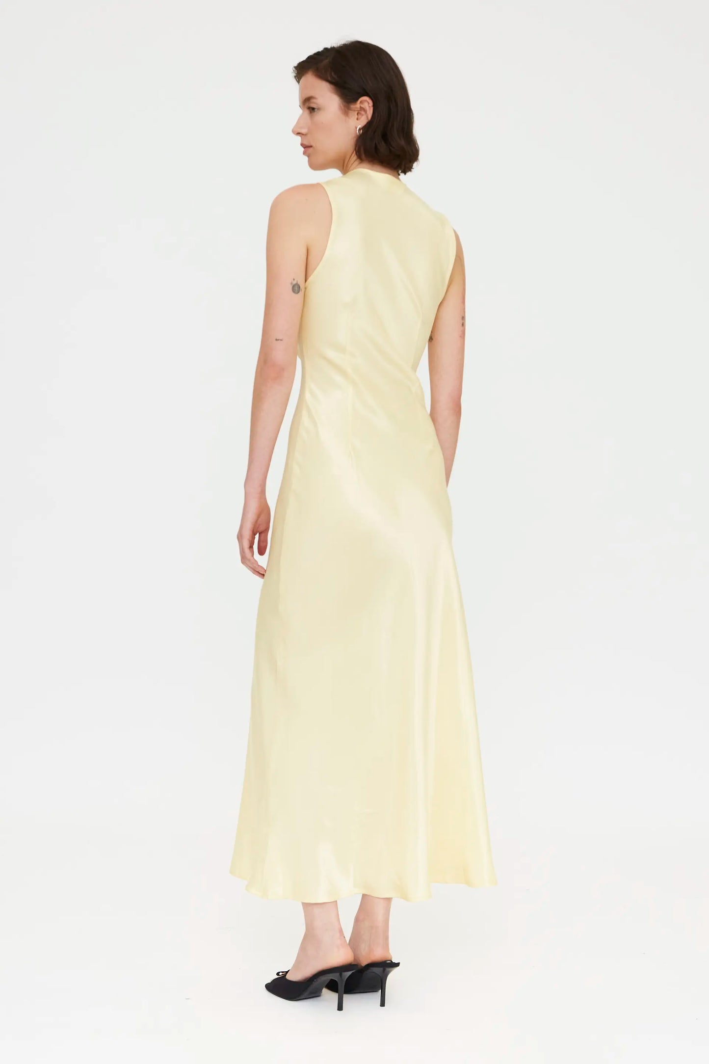 Vestido largo amarillo claro satinado