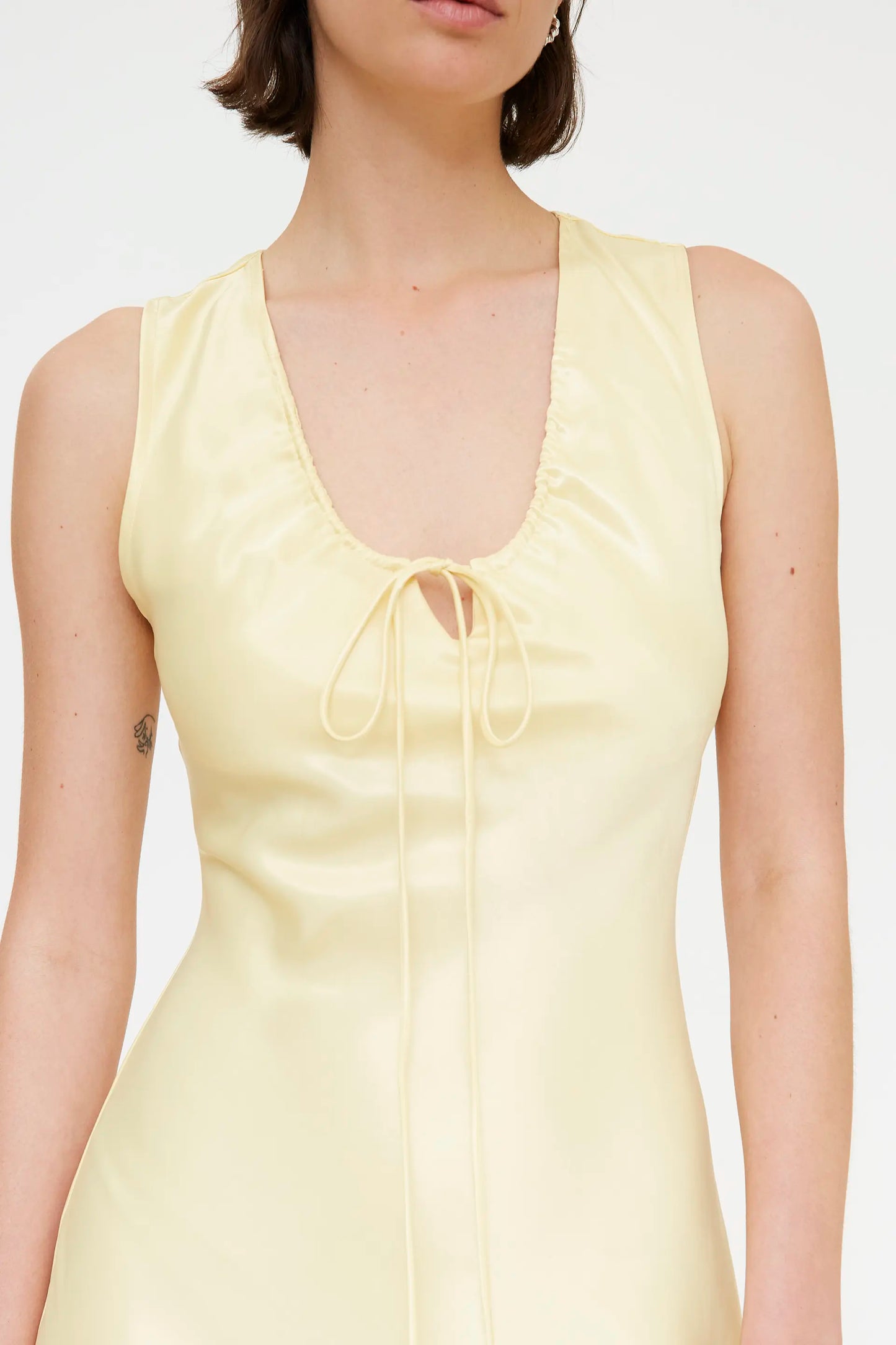 Vestido largo amarillo claro satinado
