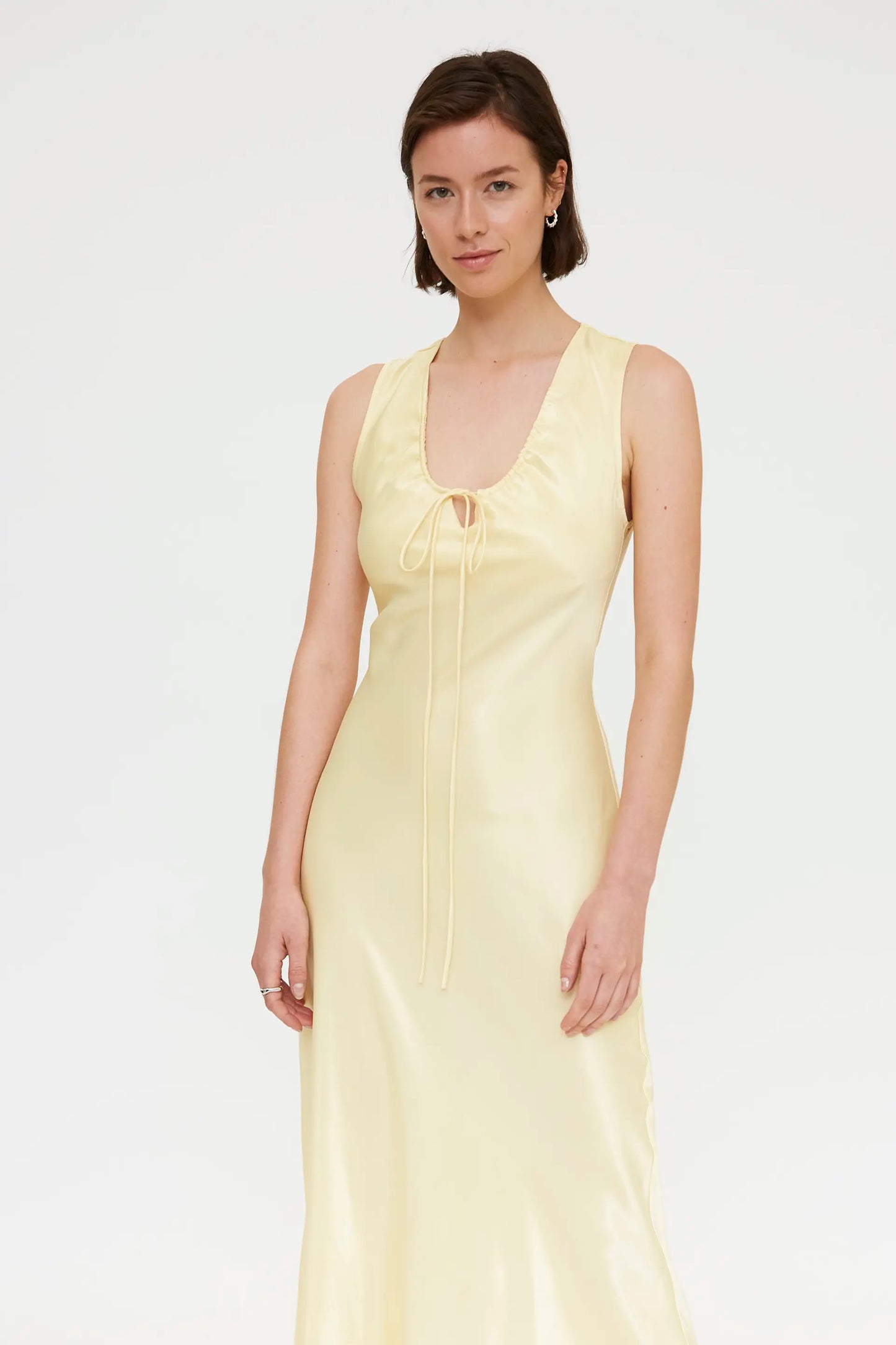 Vestido largo amarillo claro satinado