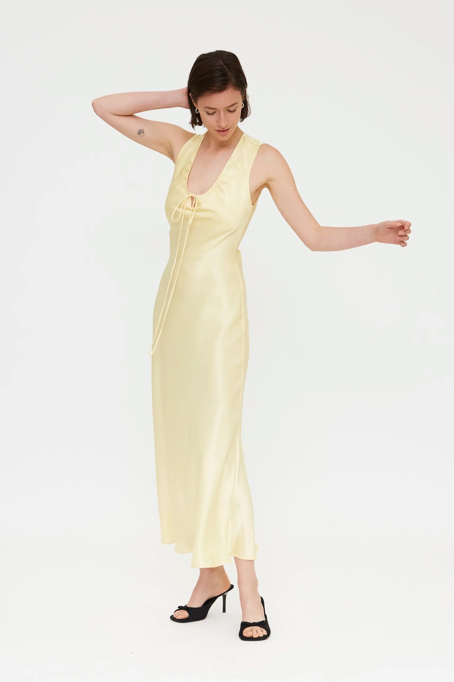 Vestido largo amarillo claro satinado