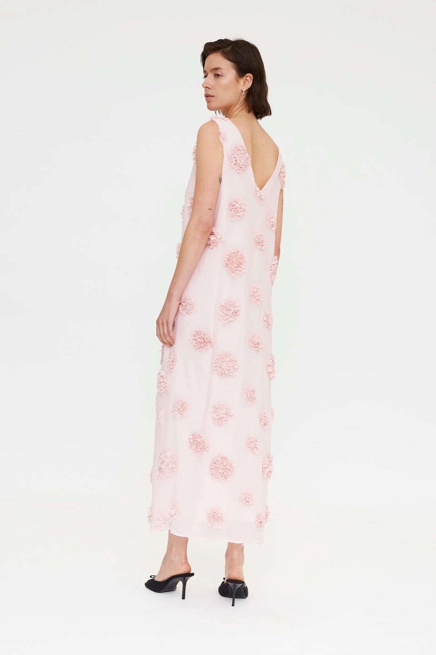 Vestido largo rosa con detalle floral
