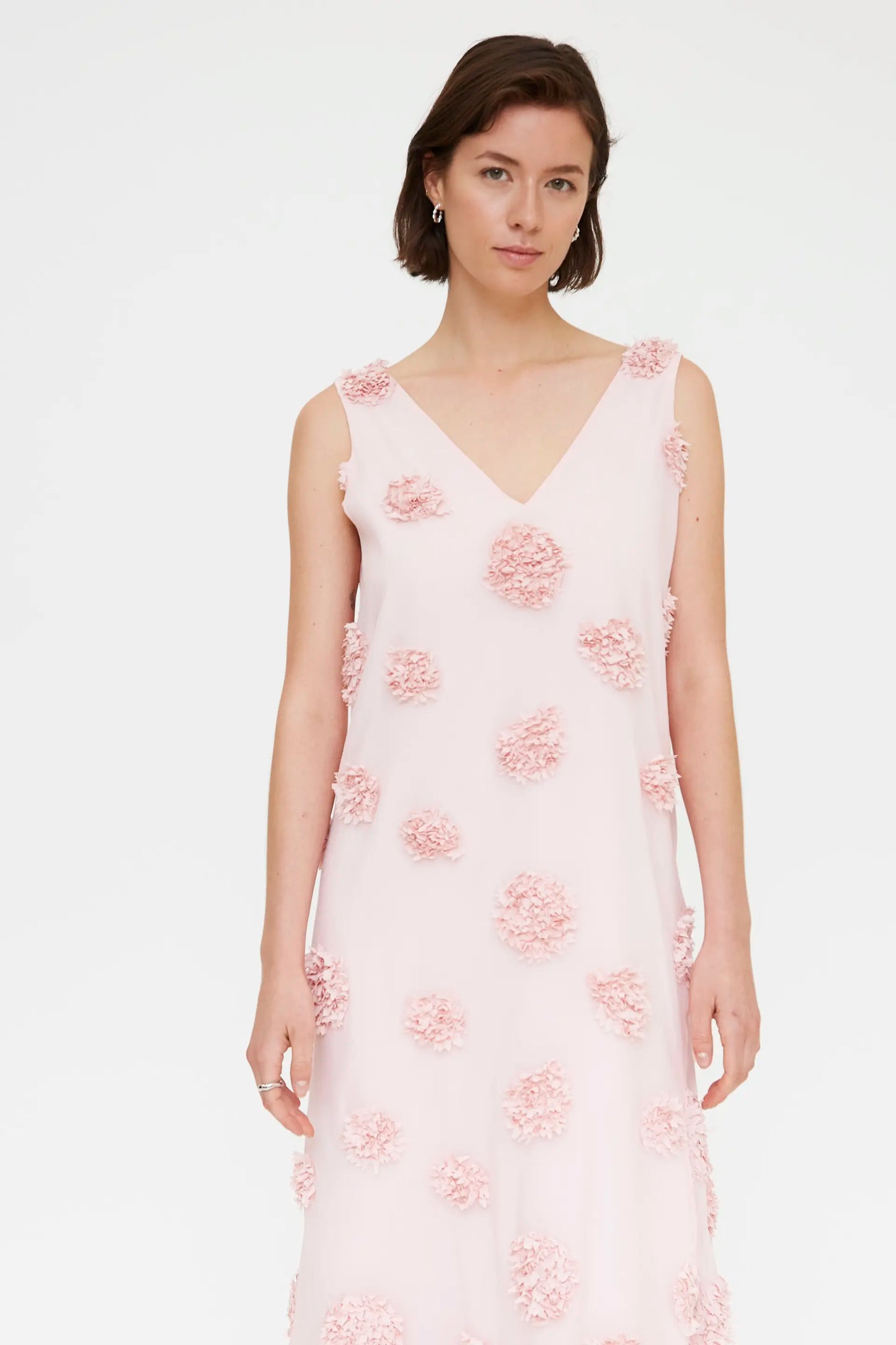 Vestido largo rosa con detalle floral