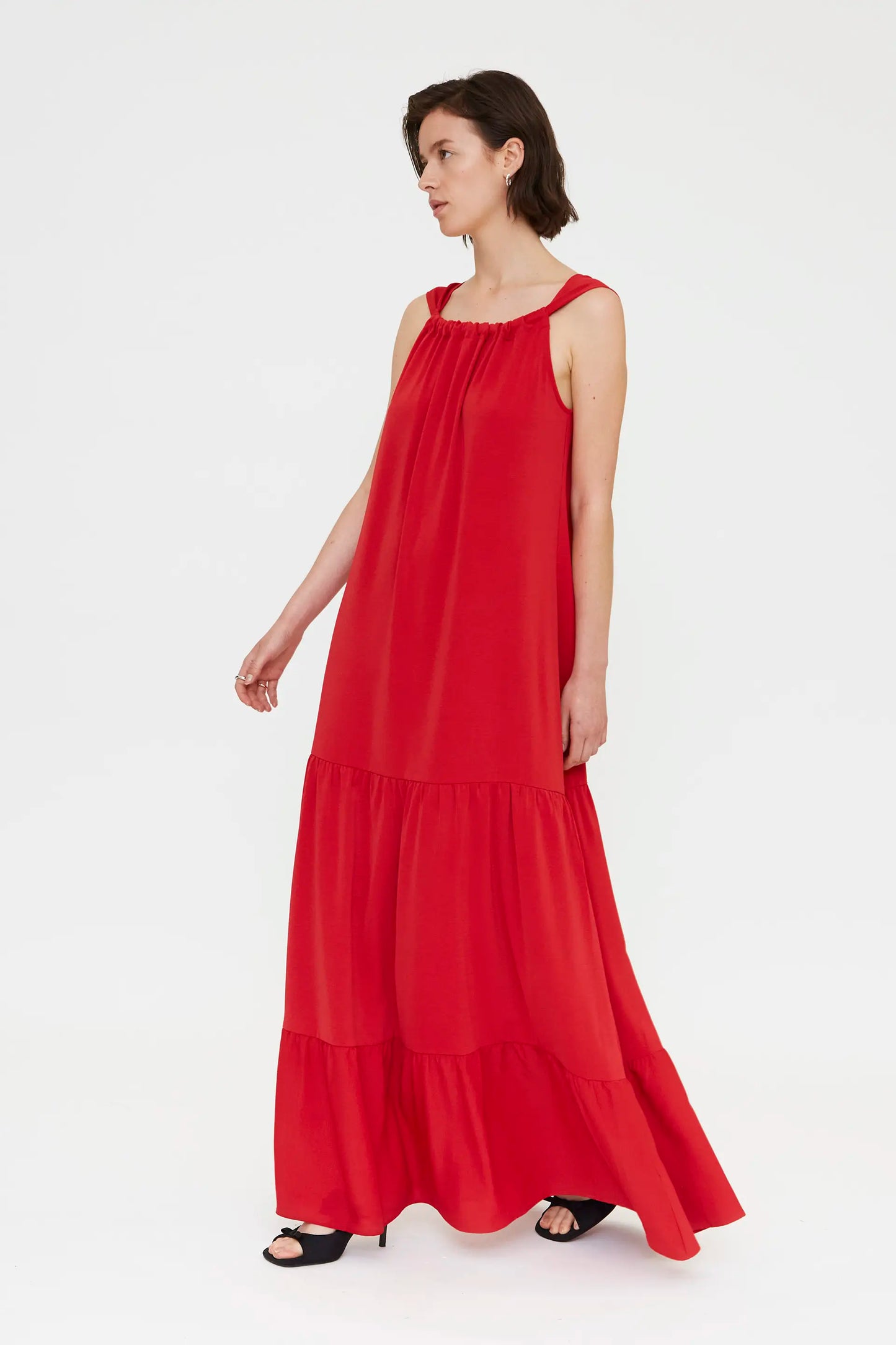 Vestido largo rojo con escote redondo