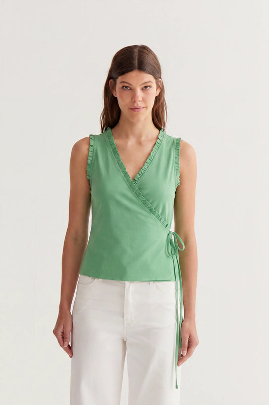 Top verde con escote pico