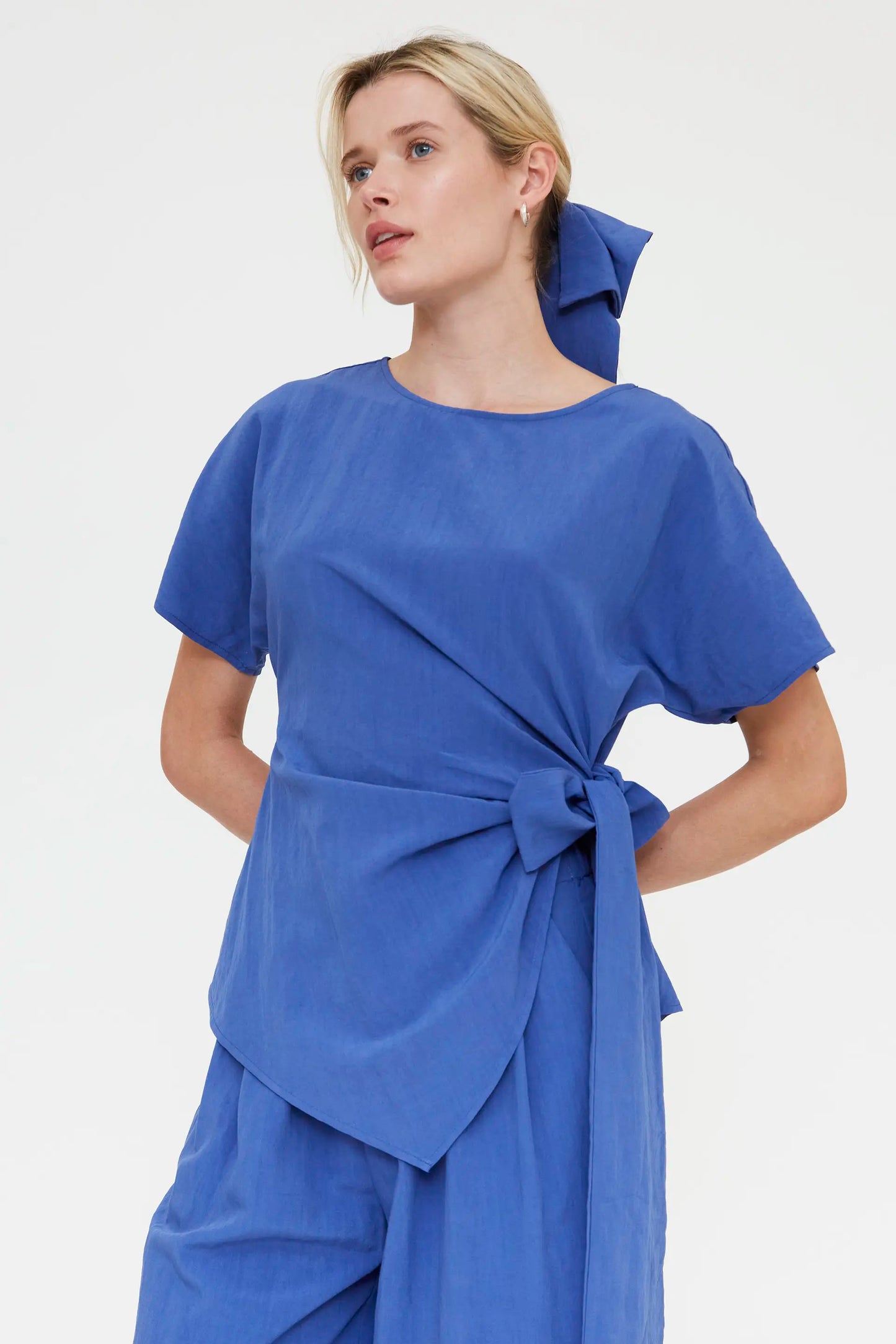 Top azul con detalle lazado