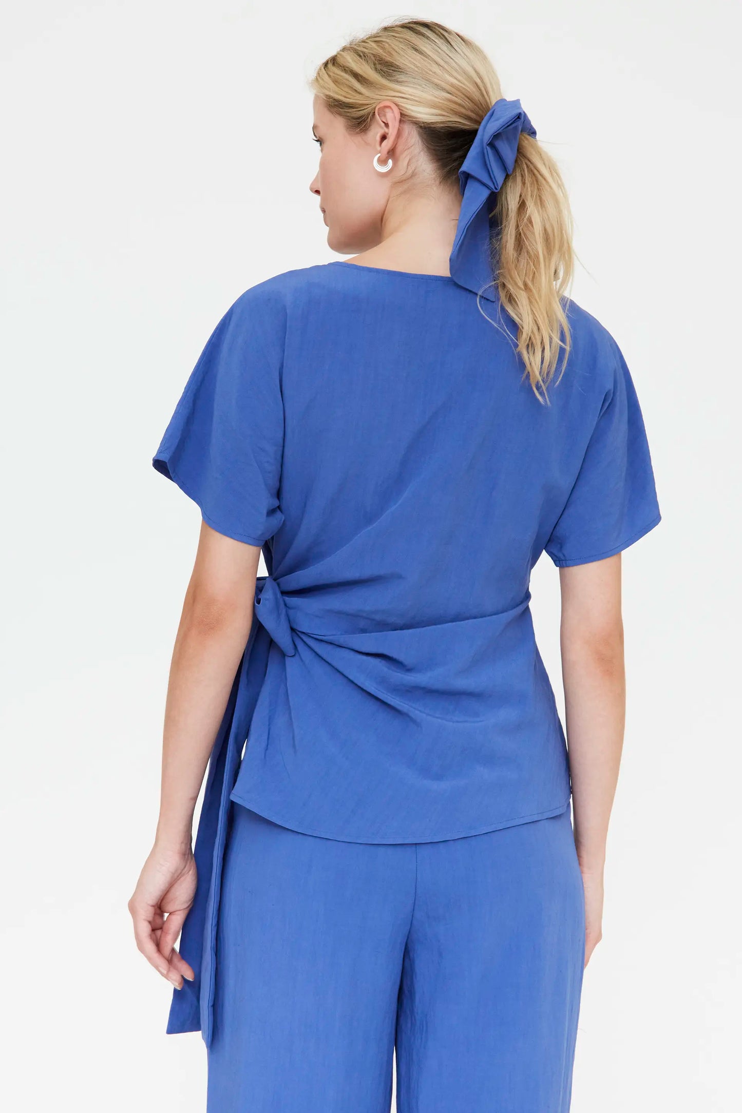 Top azul con detalle lazado