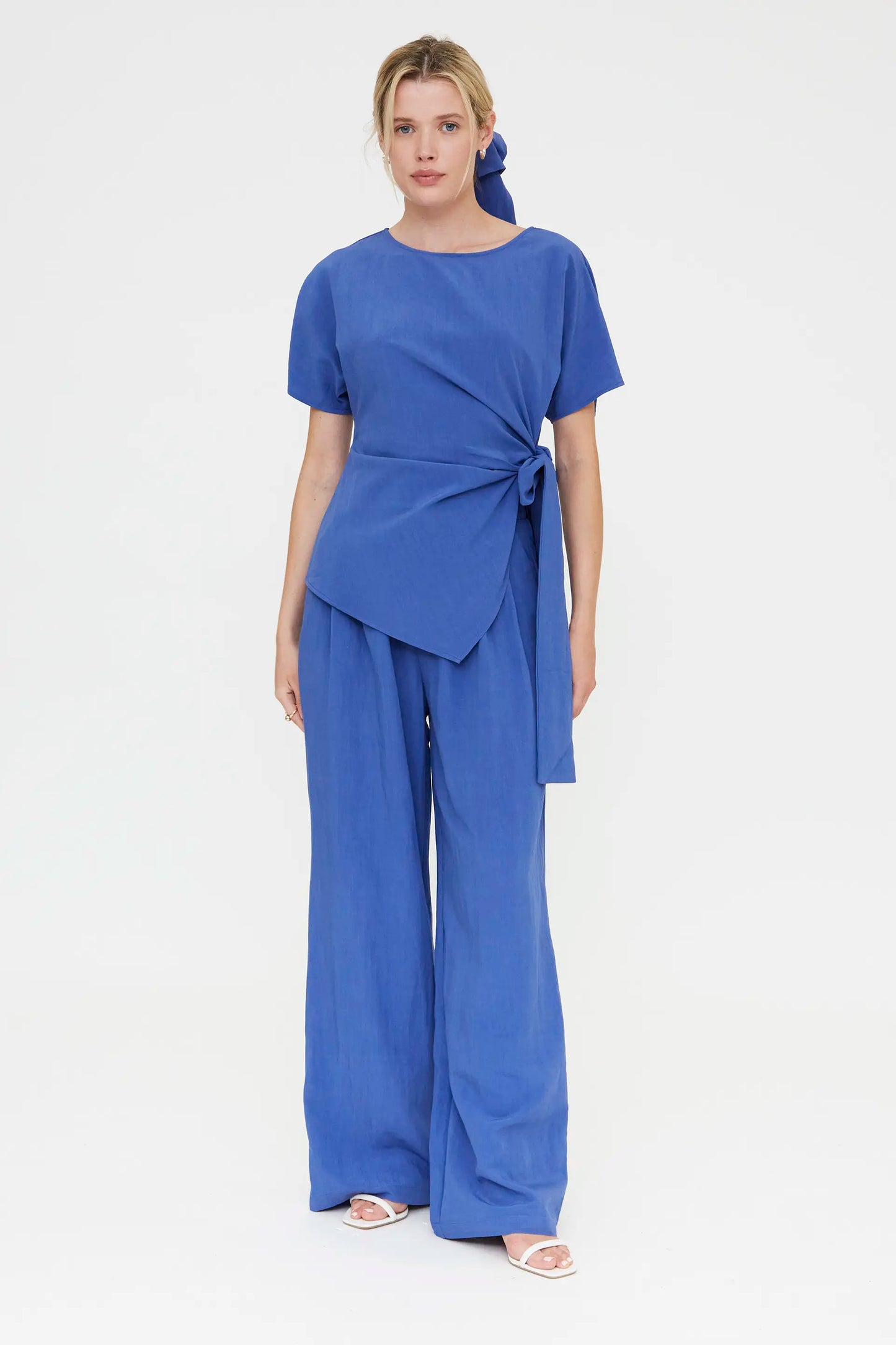 Top azul con detalle lazado