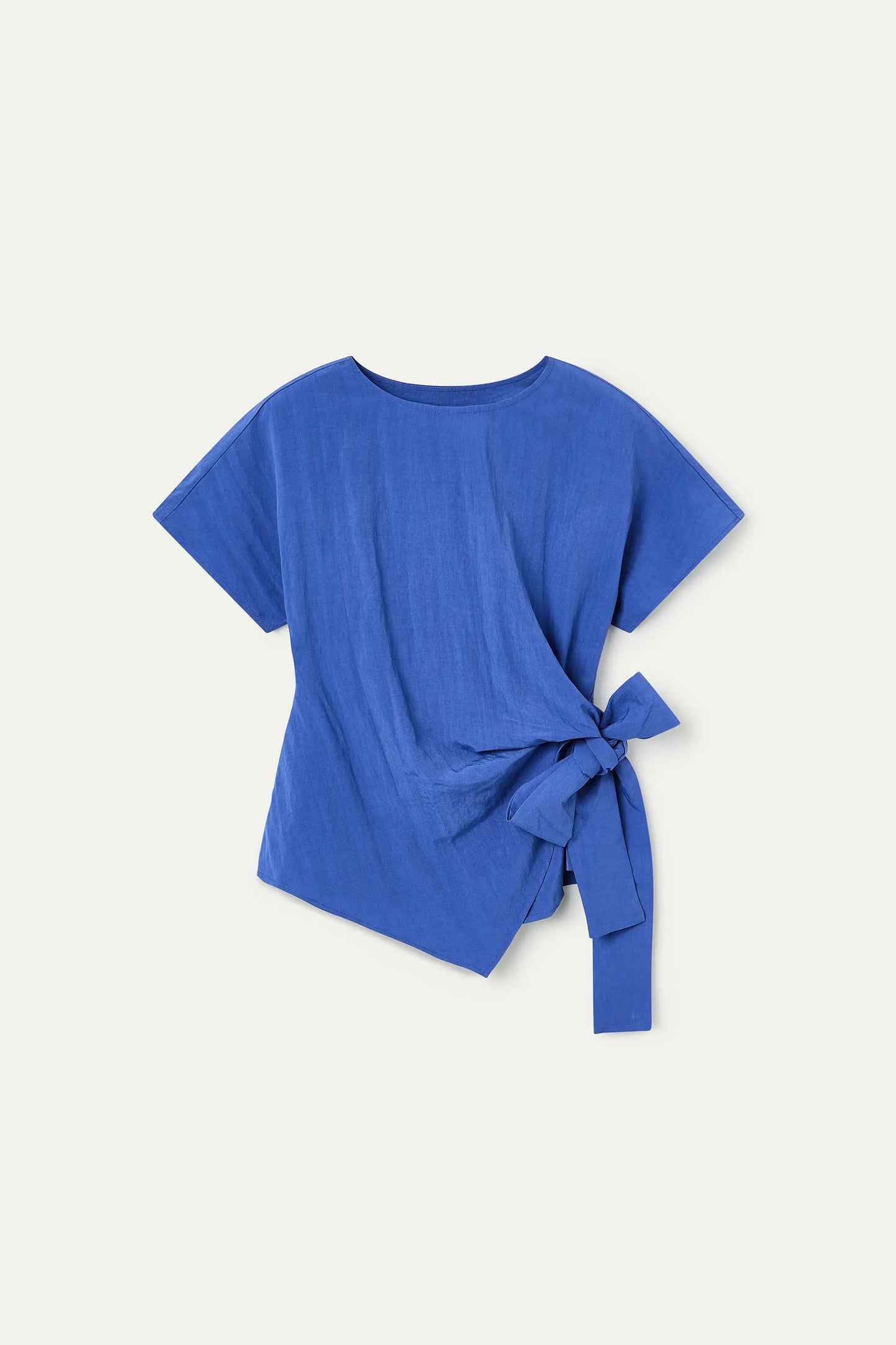 Top azul con detalle lazado