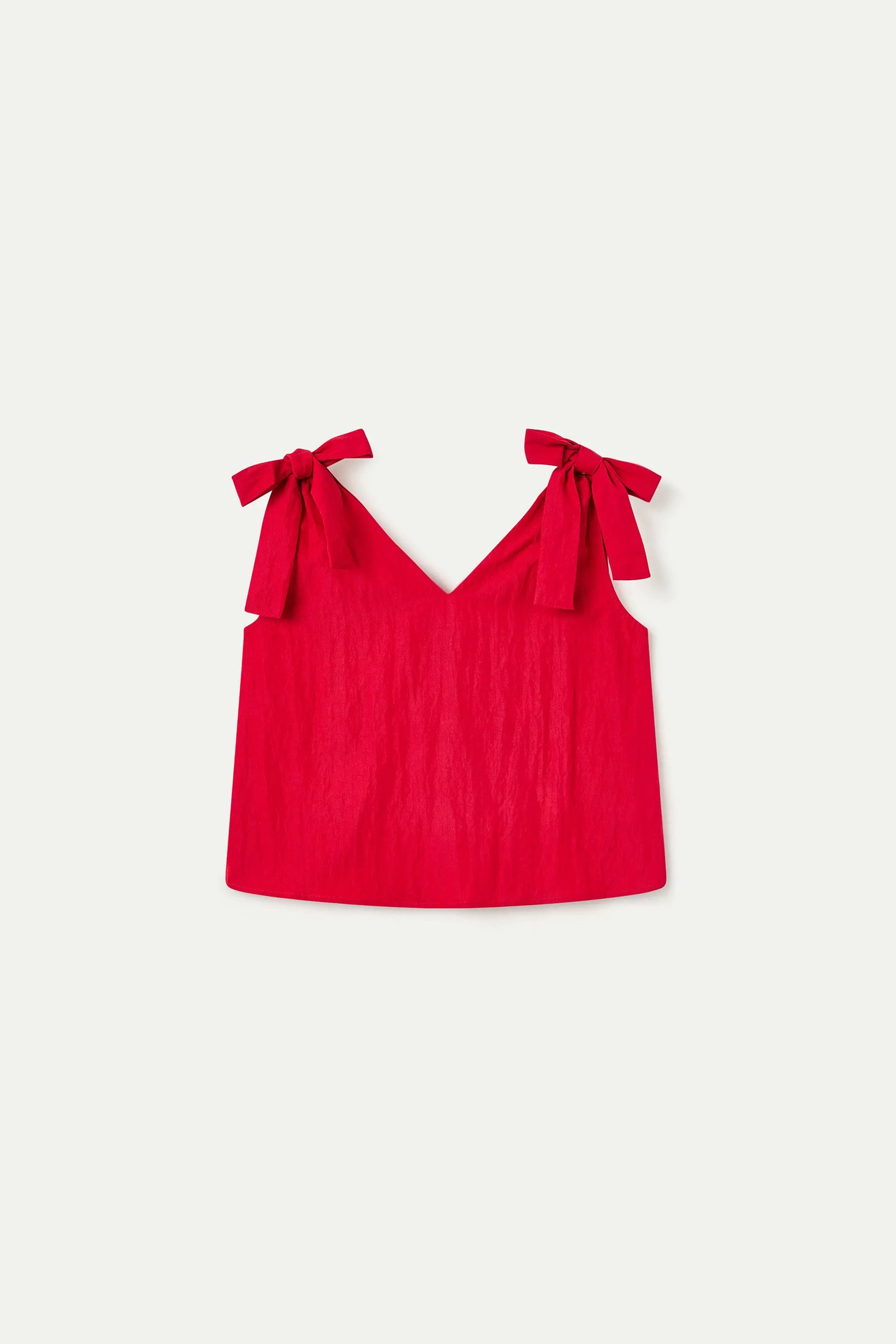 Top asimétrico rojo con escote pico