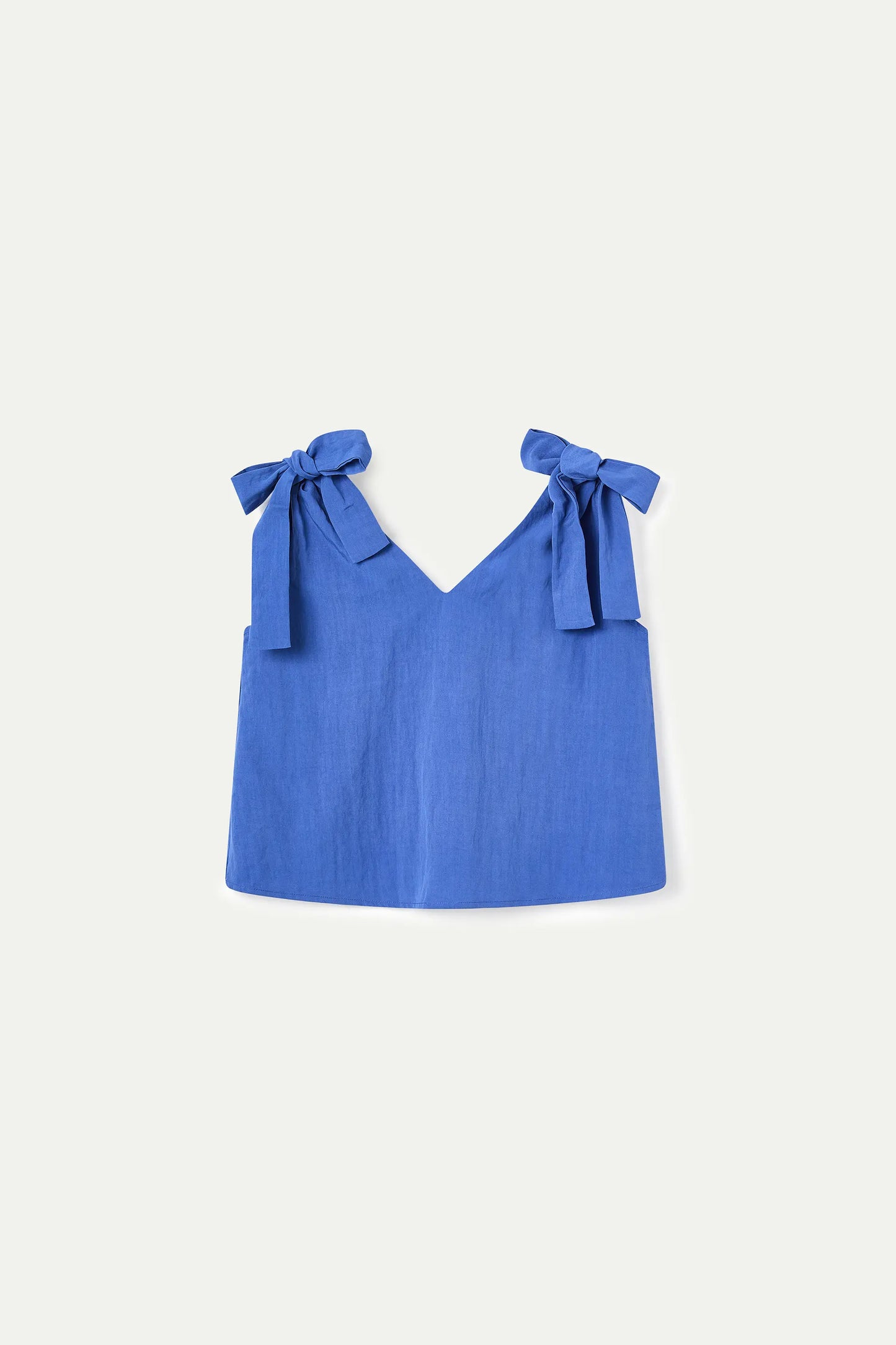 Top asimétrico azul con escote pico