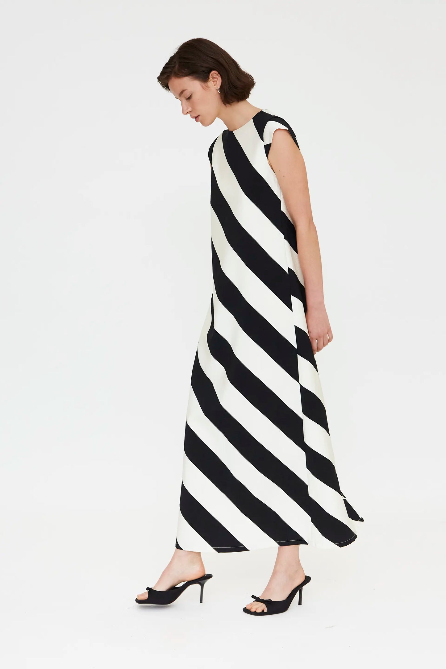 Vestido largo con estampado de rayas diagonales negro y blanco