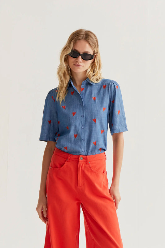 Camisa 100% algodón chambray con bordado de corazones