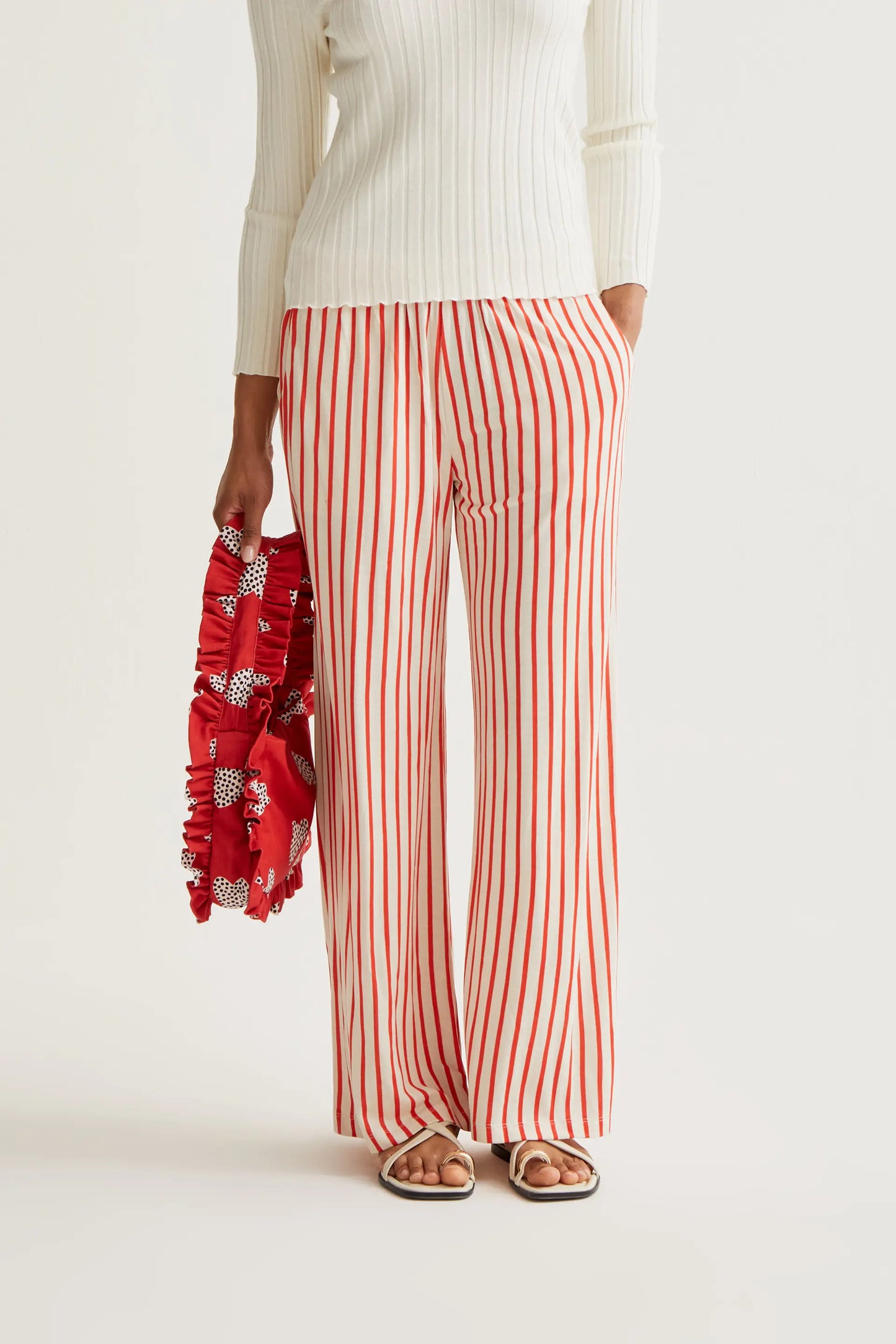 Pantalón con estampado de rayas rojas