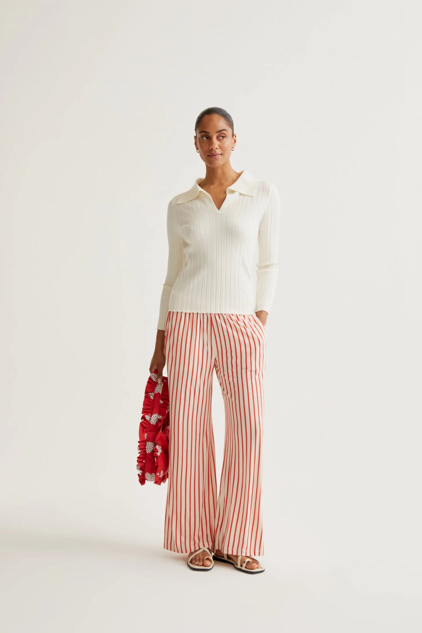 Pantalón con estampado de rayas rojas