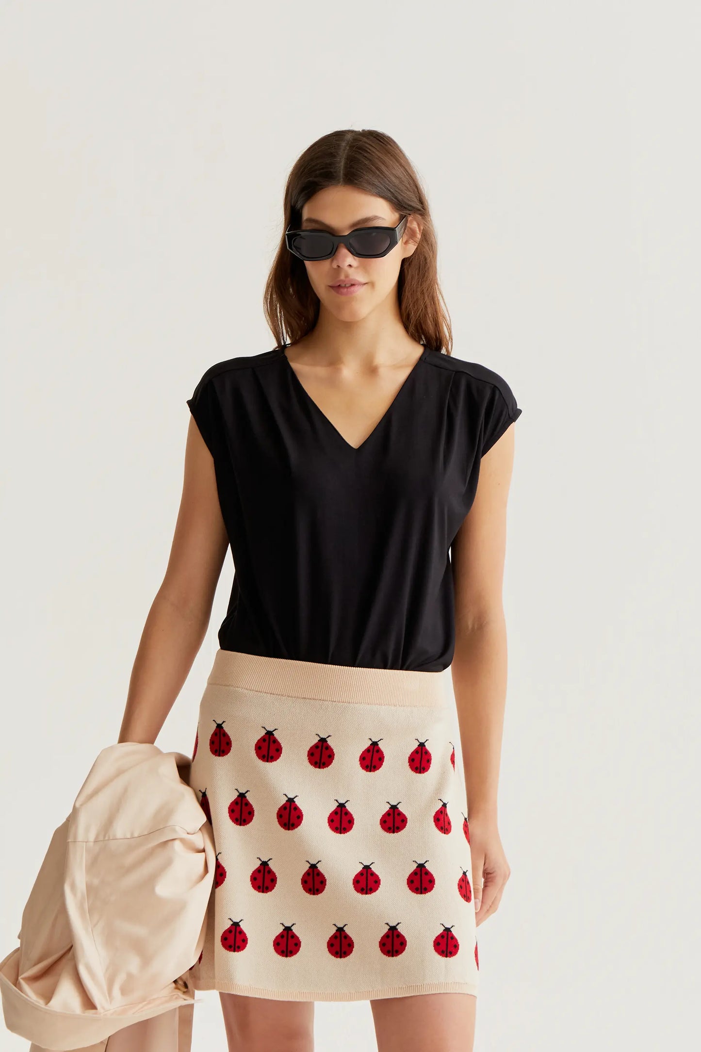 Black sleeveless t-shirt