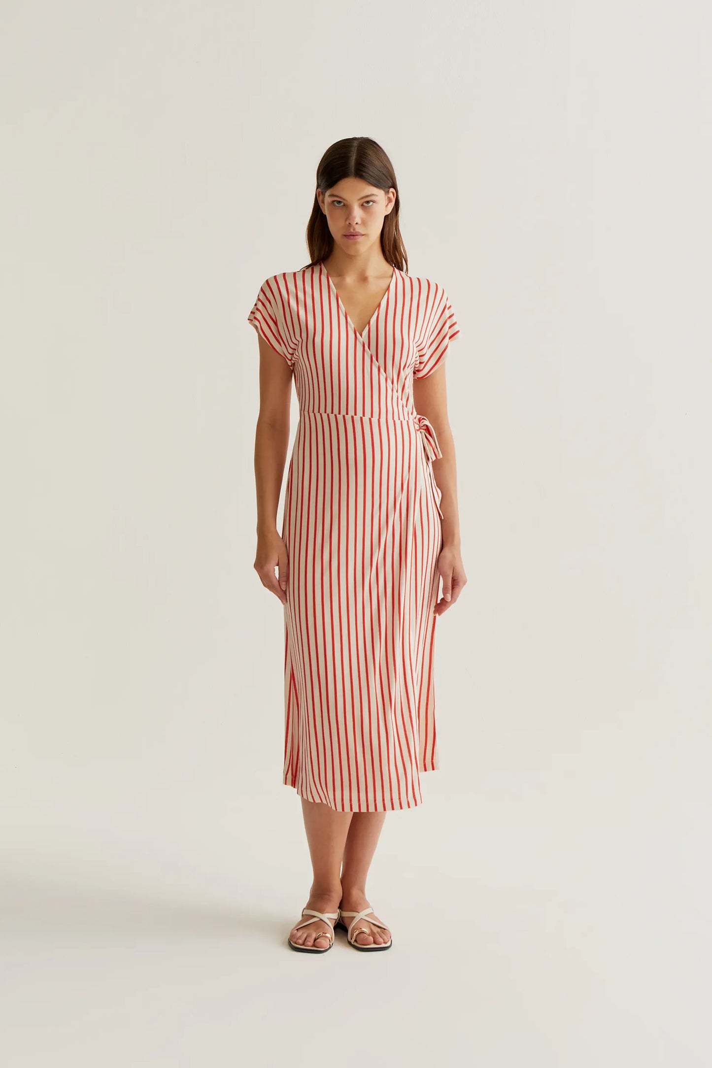 Vestido midi con rayas rojas