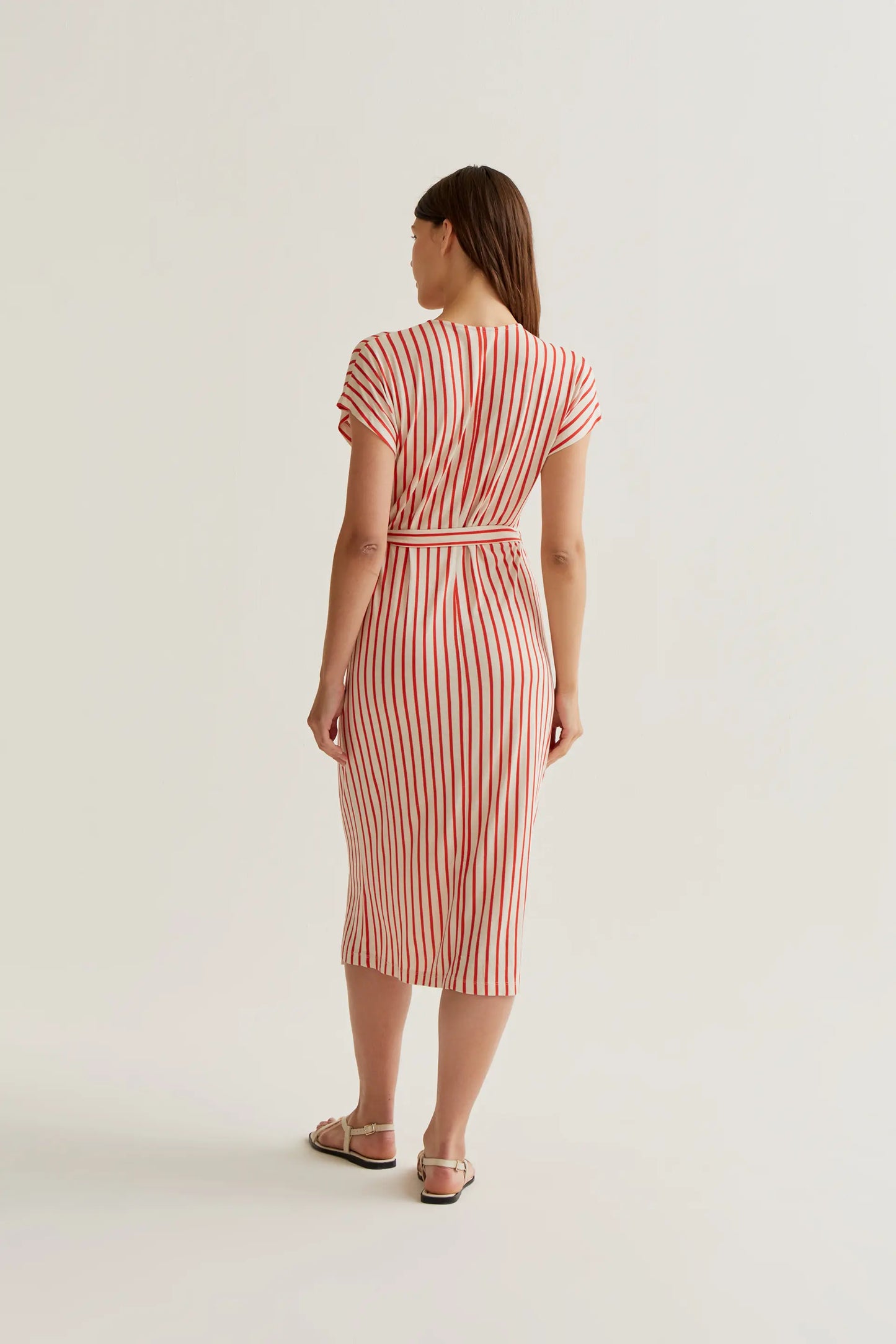 Vestido midi con rayas rojas