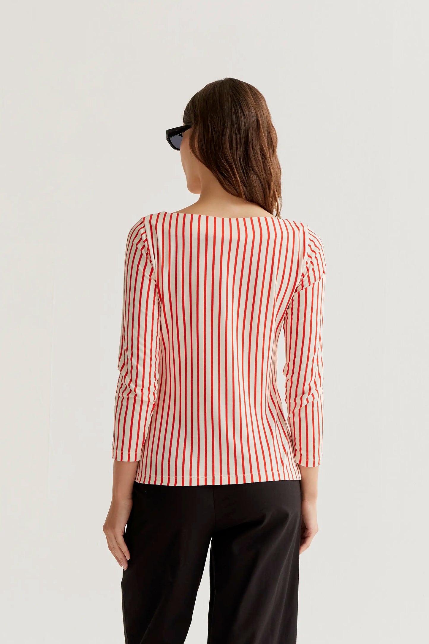 Camiseta con estampado de rayas rojas