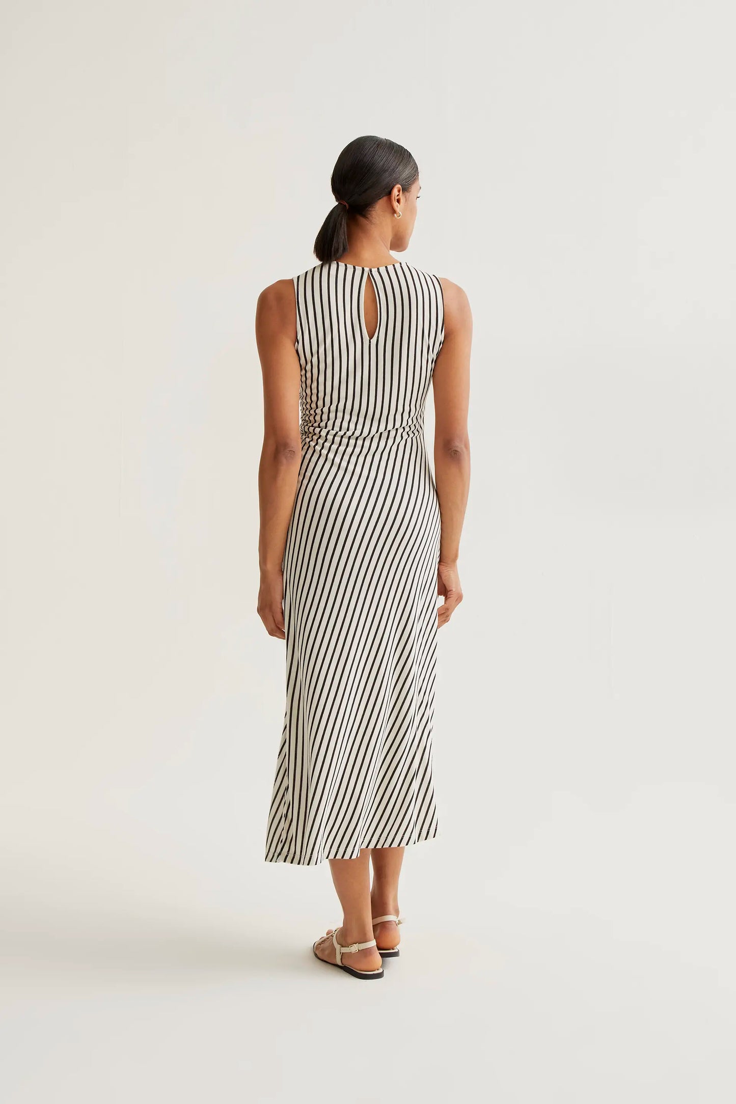 Vestido largo con estampado de rayas negro
