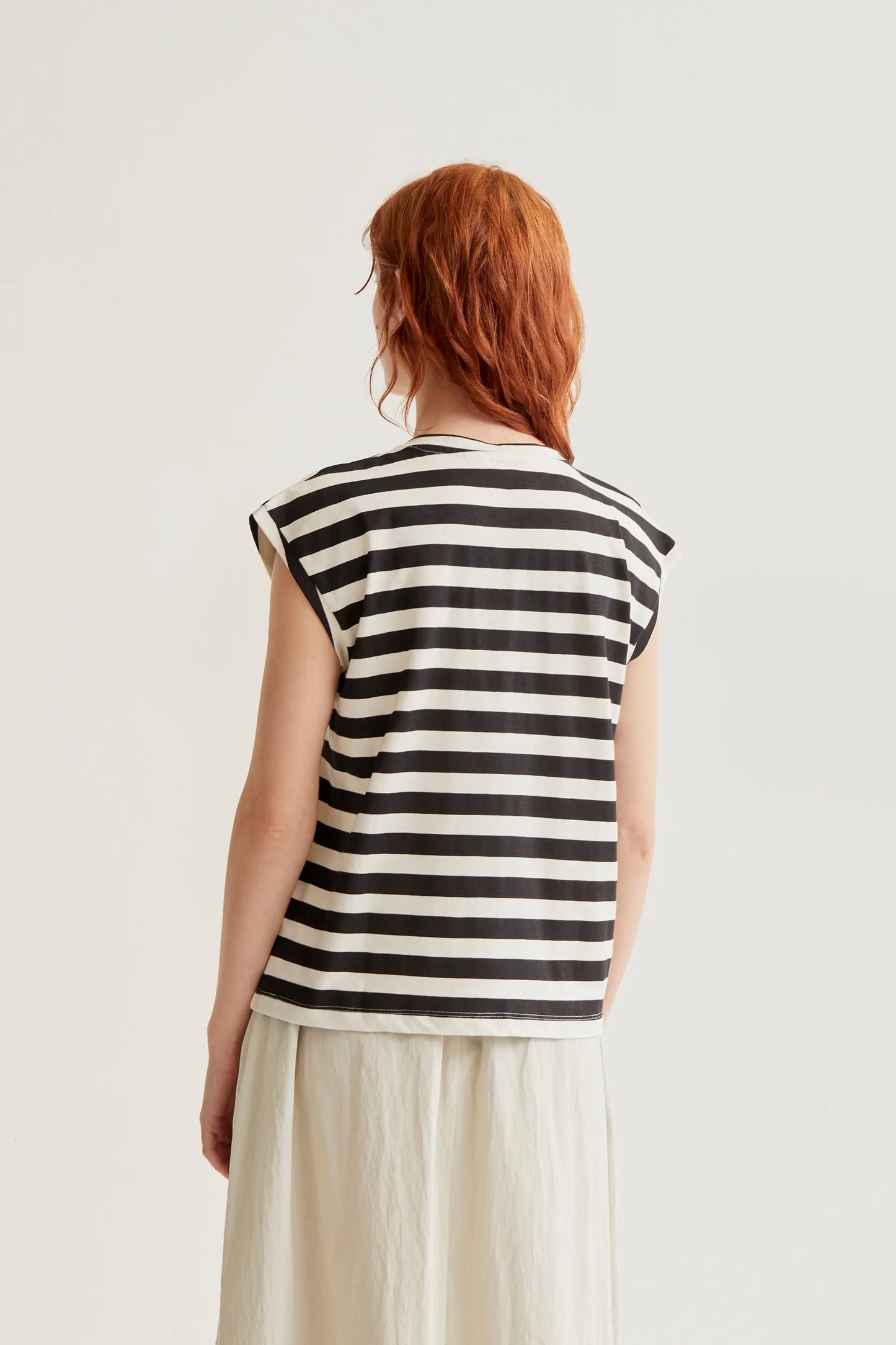 Camiseta con estampado de rayas negras con bordado de tulipán