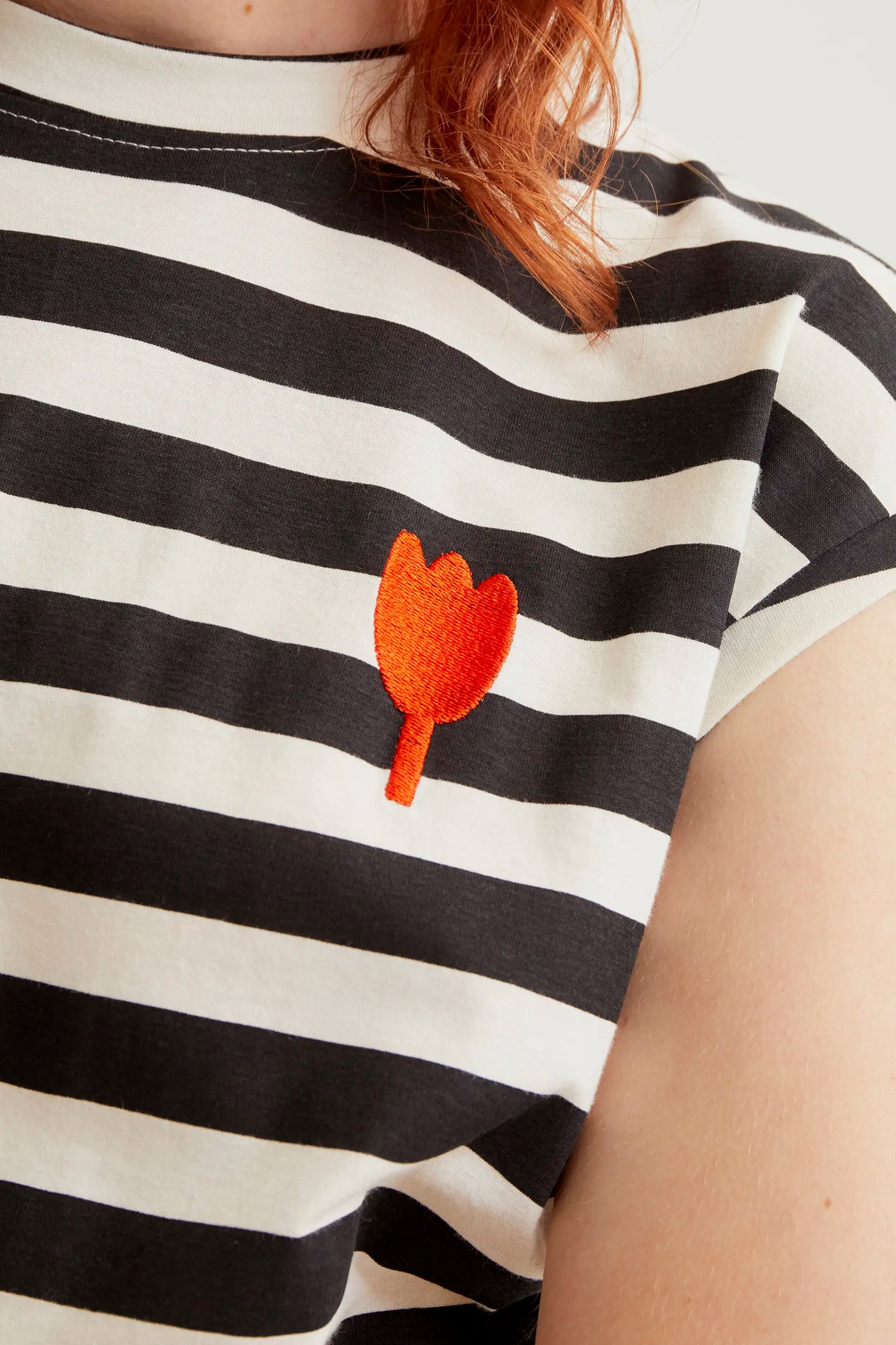 Camiseta con estampado de rayas negras con bordado de tulipán
