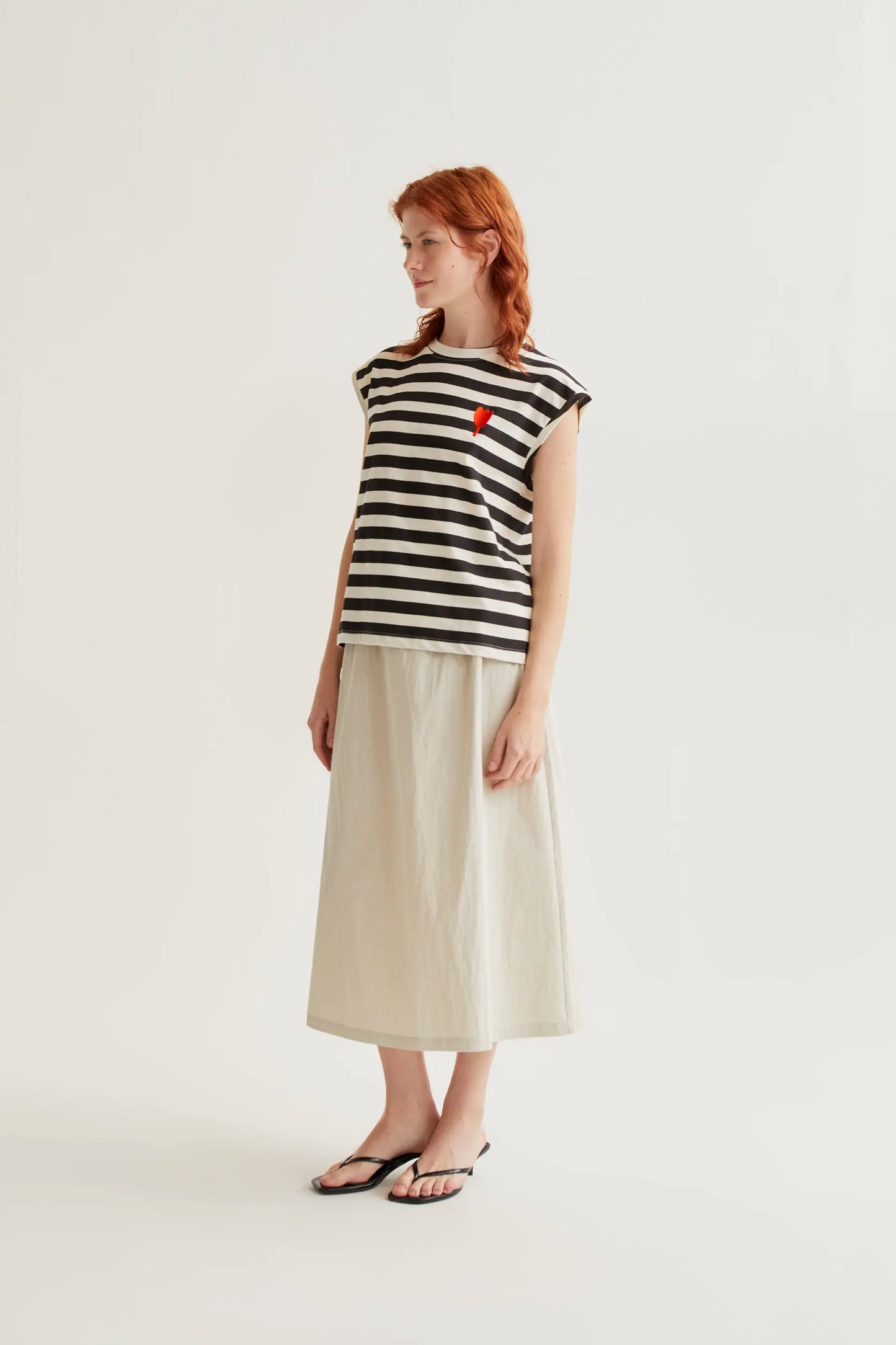 Camiseta con estampado de rayas negras con bordado de tulipán