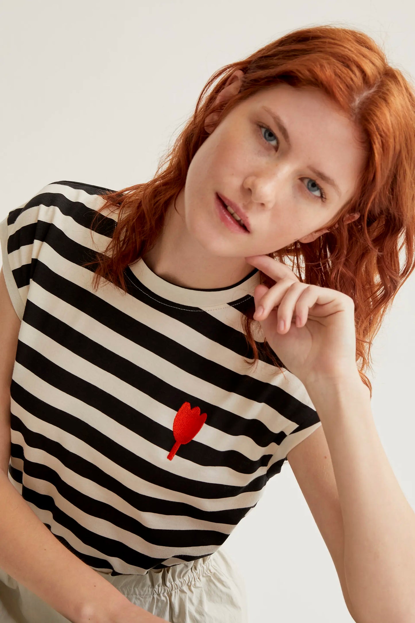 Camiseta con estampado de rayas negras con bordado de tulipán