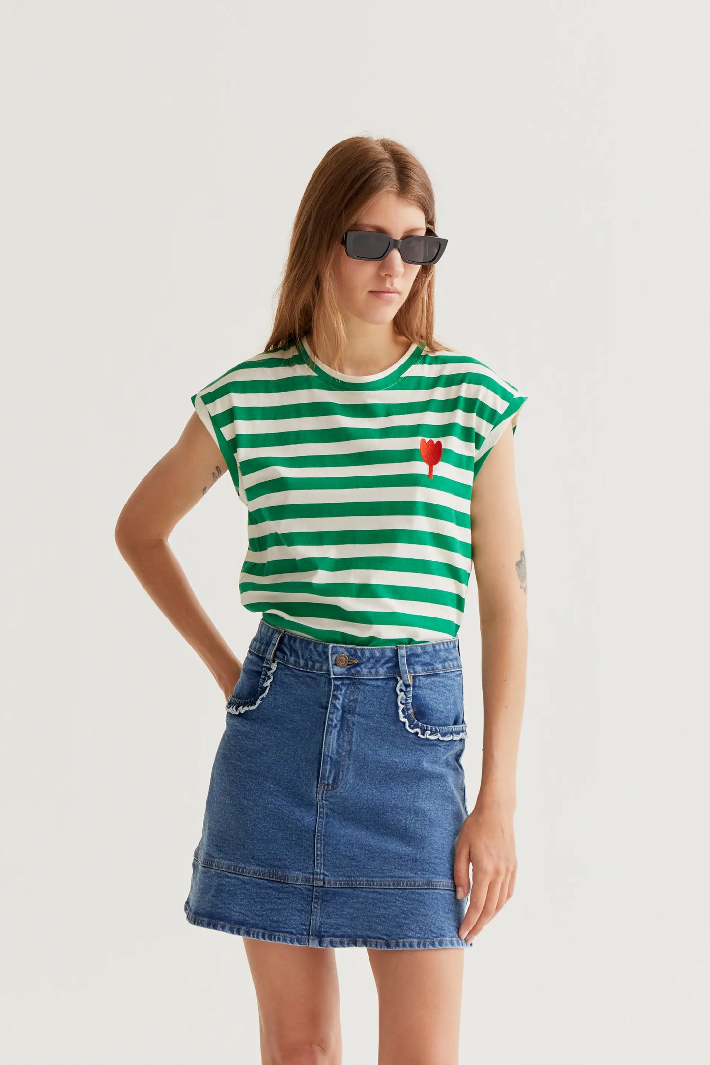 Camiseta con estampado de rayas verdes con bordado de tulipán