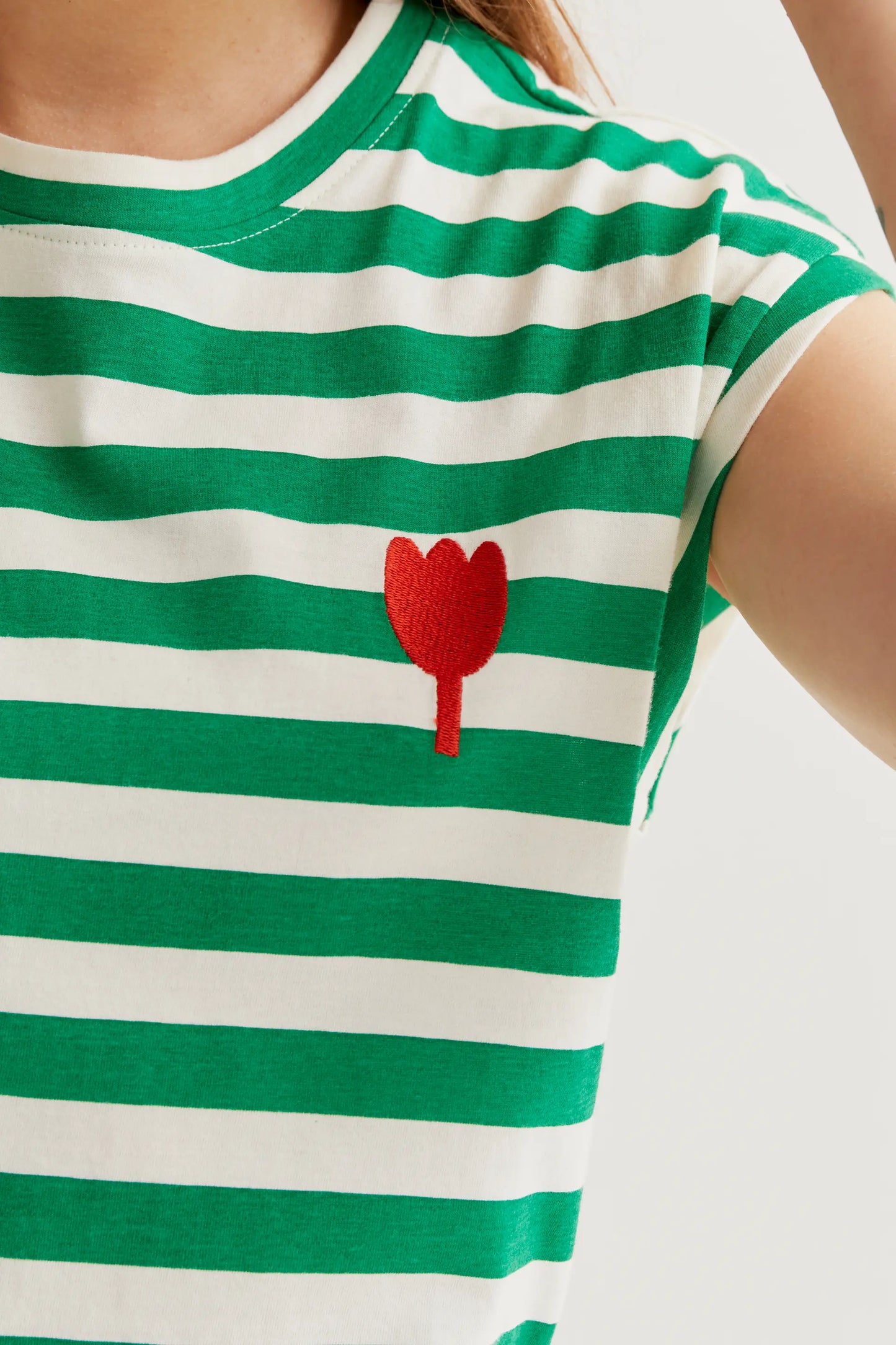 Camiseta con estampado de rayas verdes con bordado de tulipán