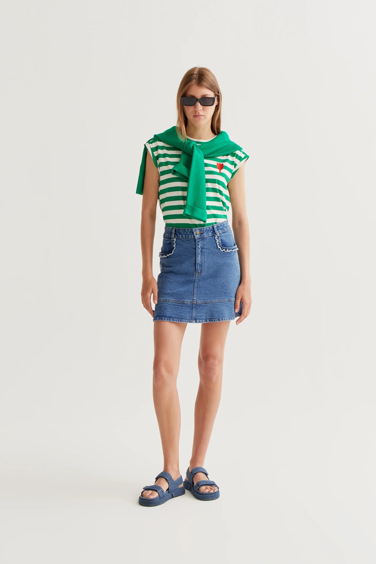 Camiseta con estampado de rayas verdes con bordado de tulipán