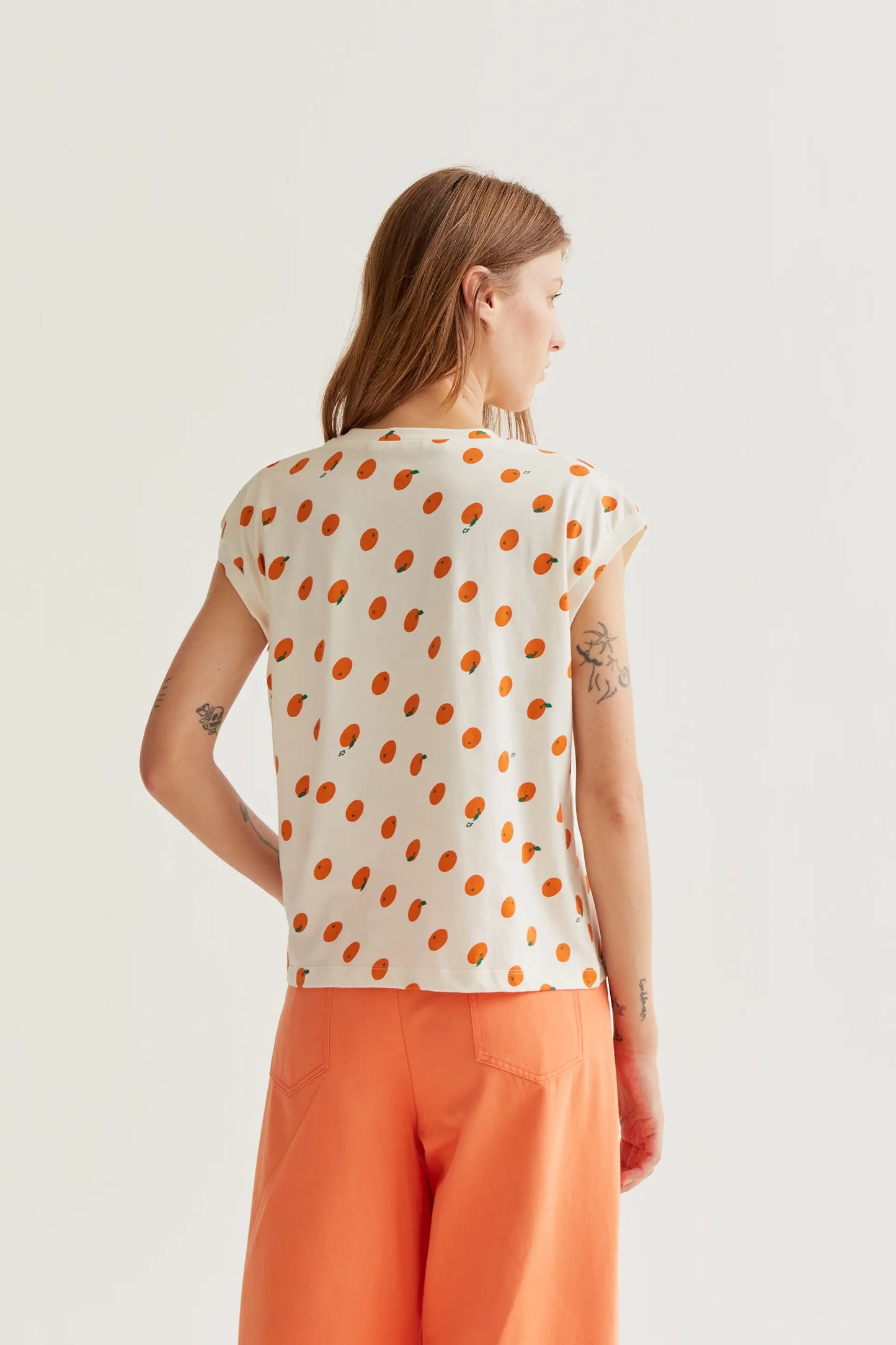 Camiseta con estampado de naranjas
