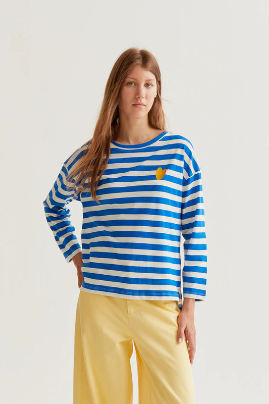 Camiseta con estampado de rayas azules con bordado de corazón