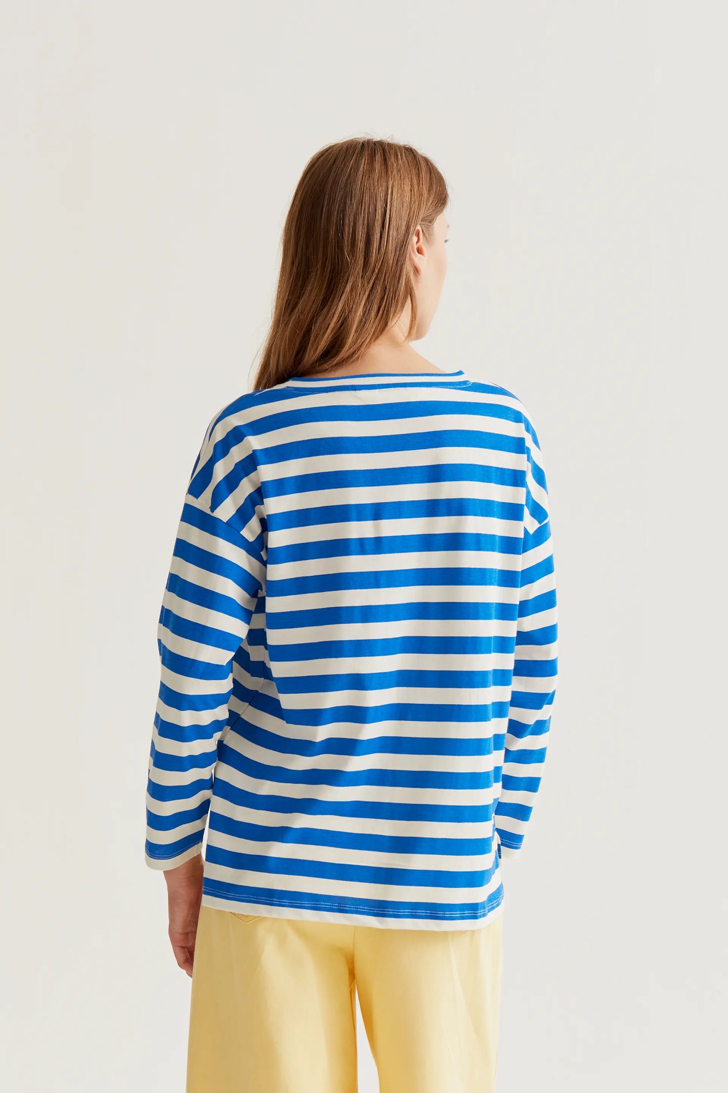 Camiseta con estampado de rayas azules con bordado de corazón