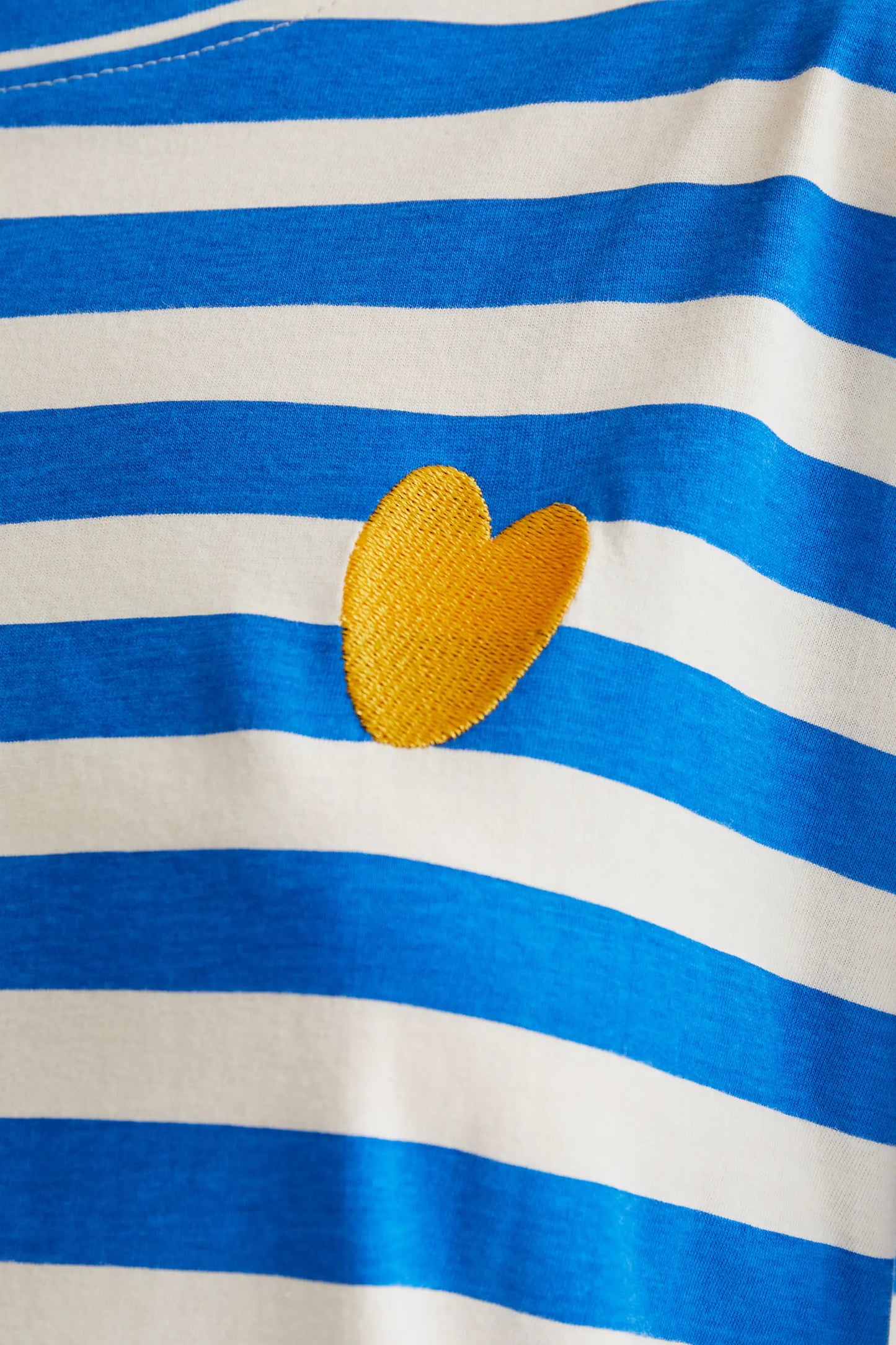 Camiseta con estampado de rayas azules con bordado de corazón