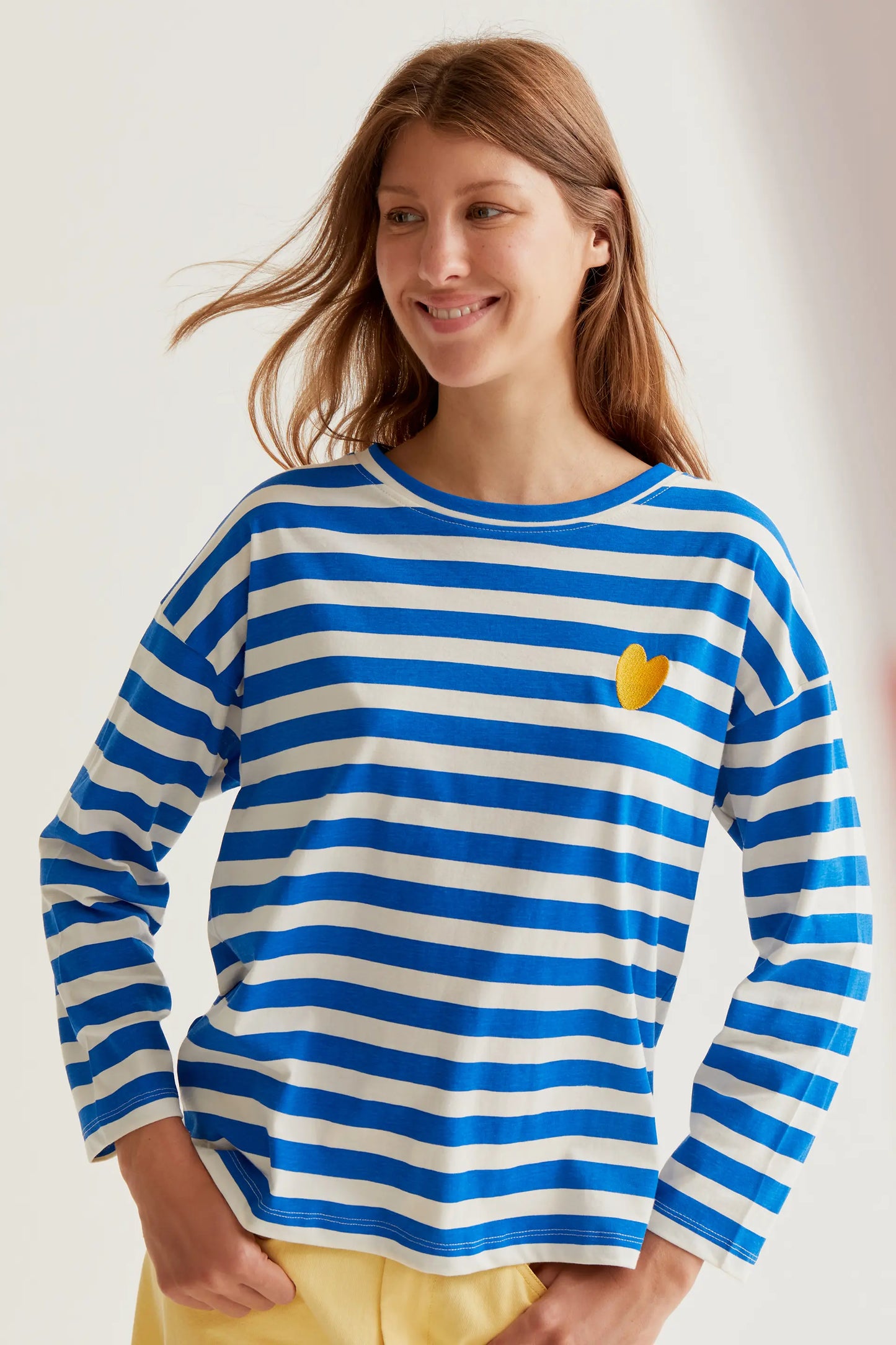 Camiseta con estampado de rayas azules con bordado de corazón