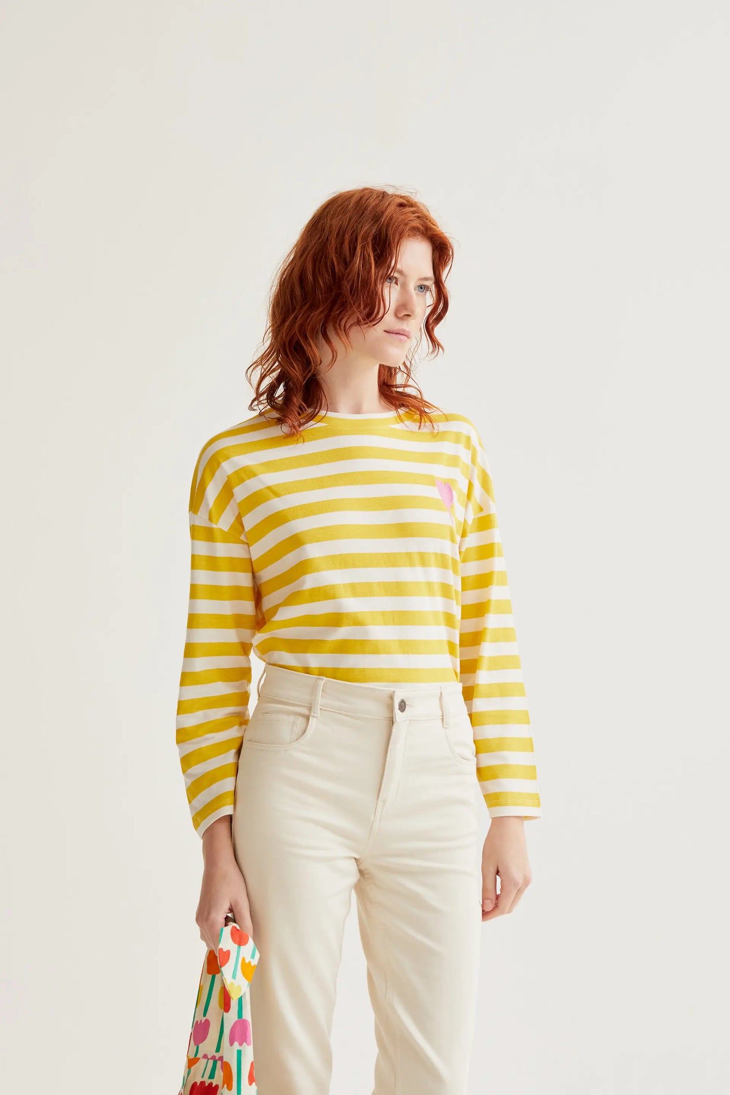 Camiseta con estampado de rayas amarillas con bordado de tulipán